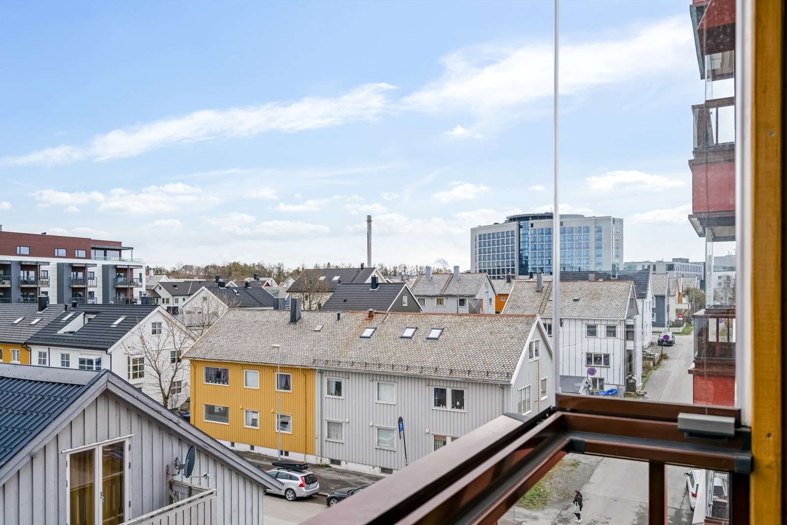 Utsikt fra innglasset balkong mot øst. Galleribilde