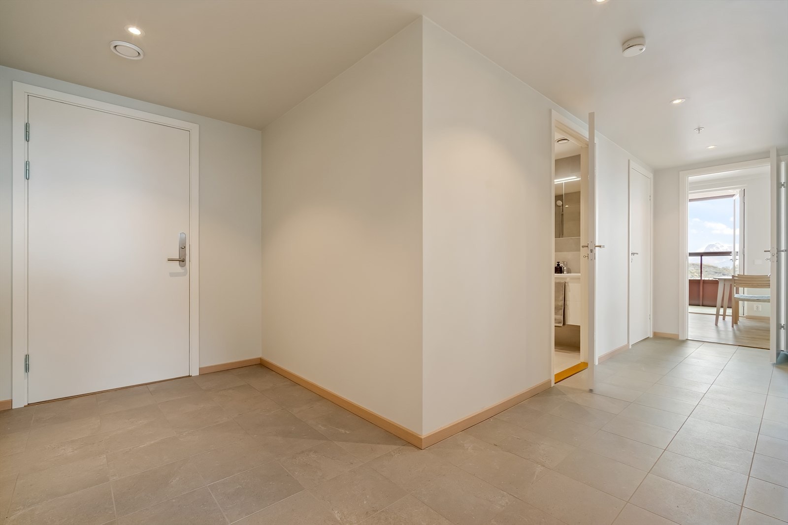 Du ønskes velkommen inn i en lys og flislagt entrè. Varme i gulv. Galleribilde