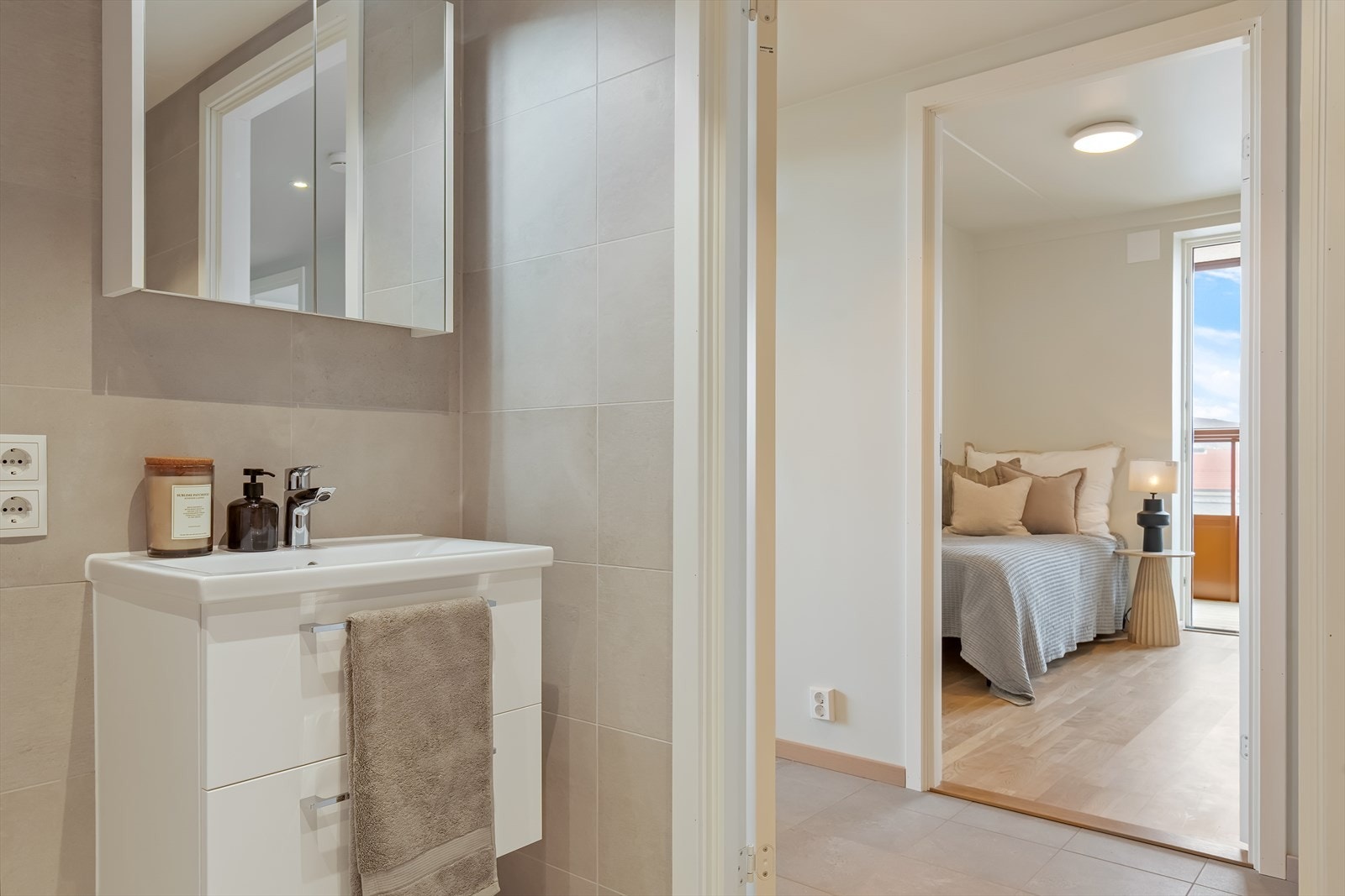 Delikat flislagt bad med vannbåren gulvvarme og downlights. Galleribilde
