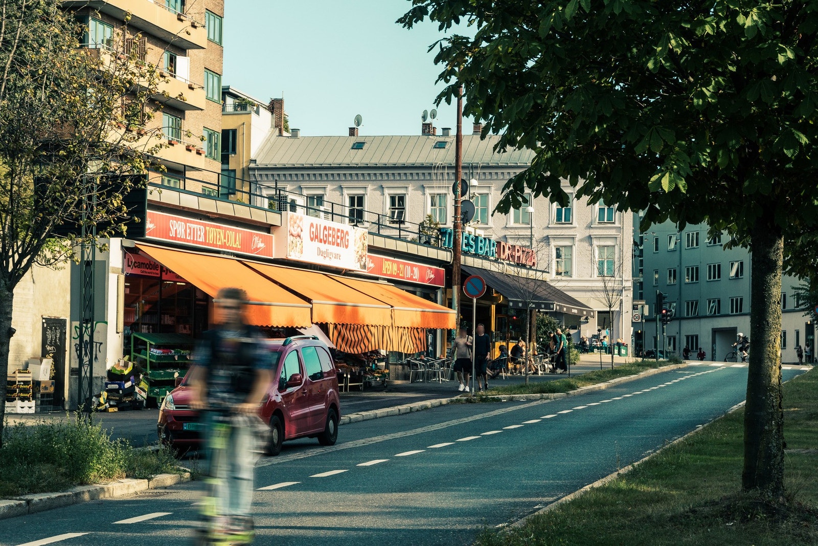 Galgeberg som ligger et steinkast unna er nylig oppgradert ny matbutikk, bar og restaurant. Galleribilde