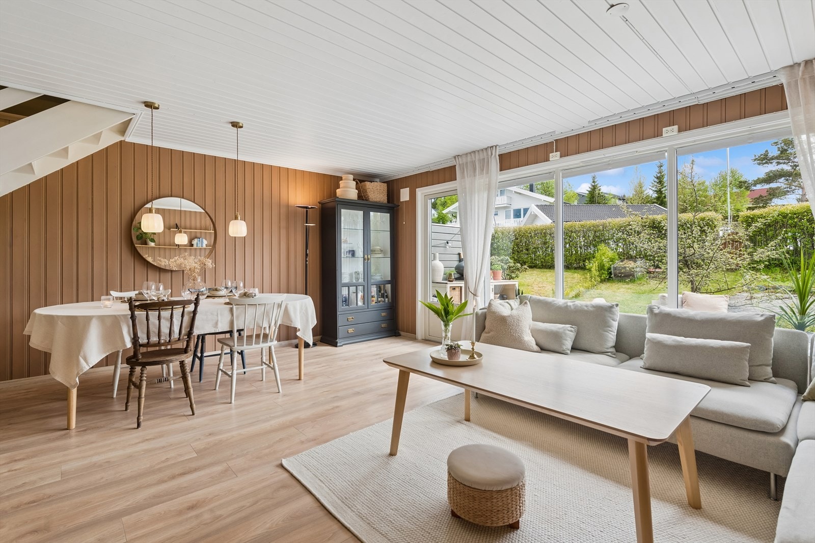 Stuen er romslig og har en åpen løsning med plass til både spisebord og sofagruppe. Galleribilde