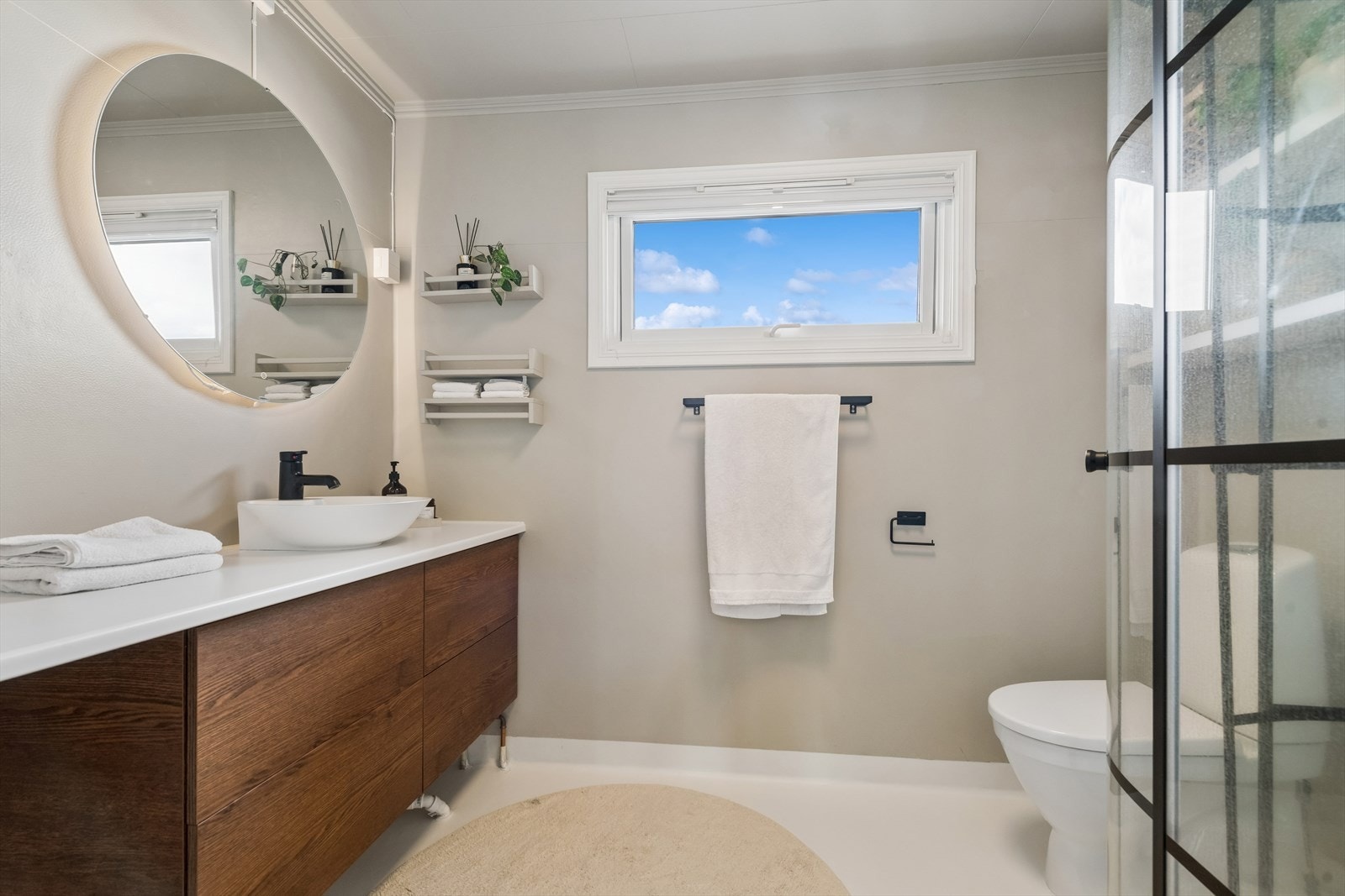 Badet ble oppgradert i 2023 med ny innredning, dusjkabinett og elektrisk vifte. Det er varmekabler i gulvet. Galleribilde