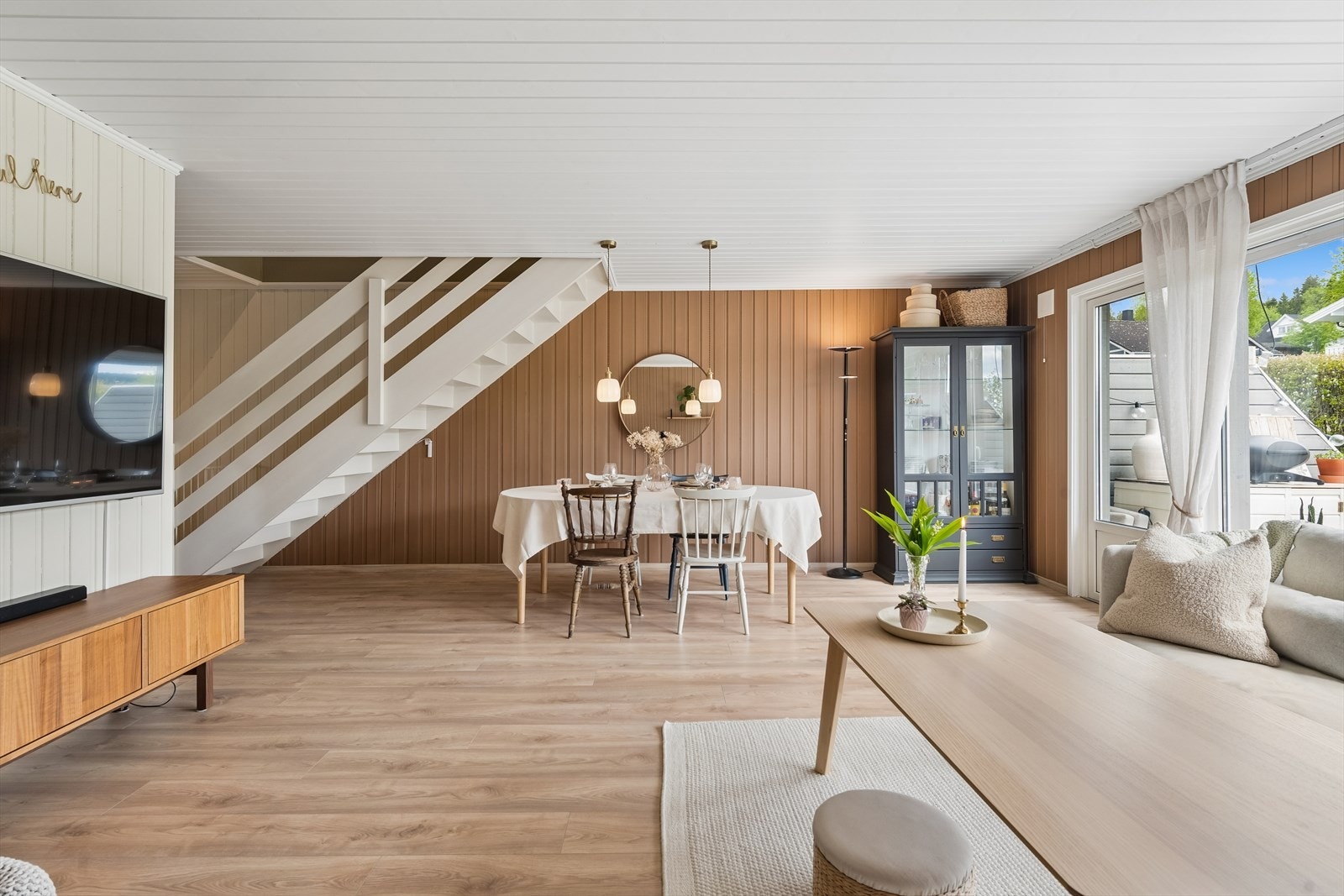Den malte tretrappen leder opp til boligens andre etasje. Galleribilde