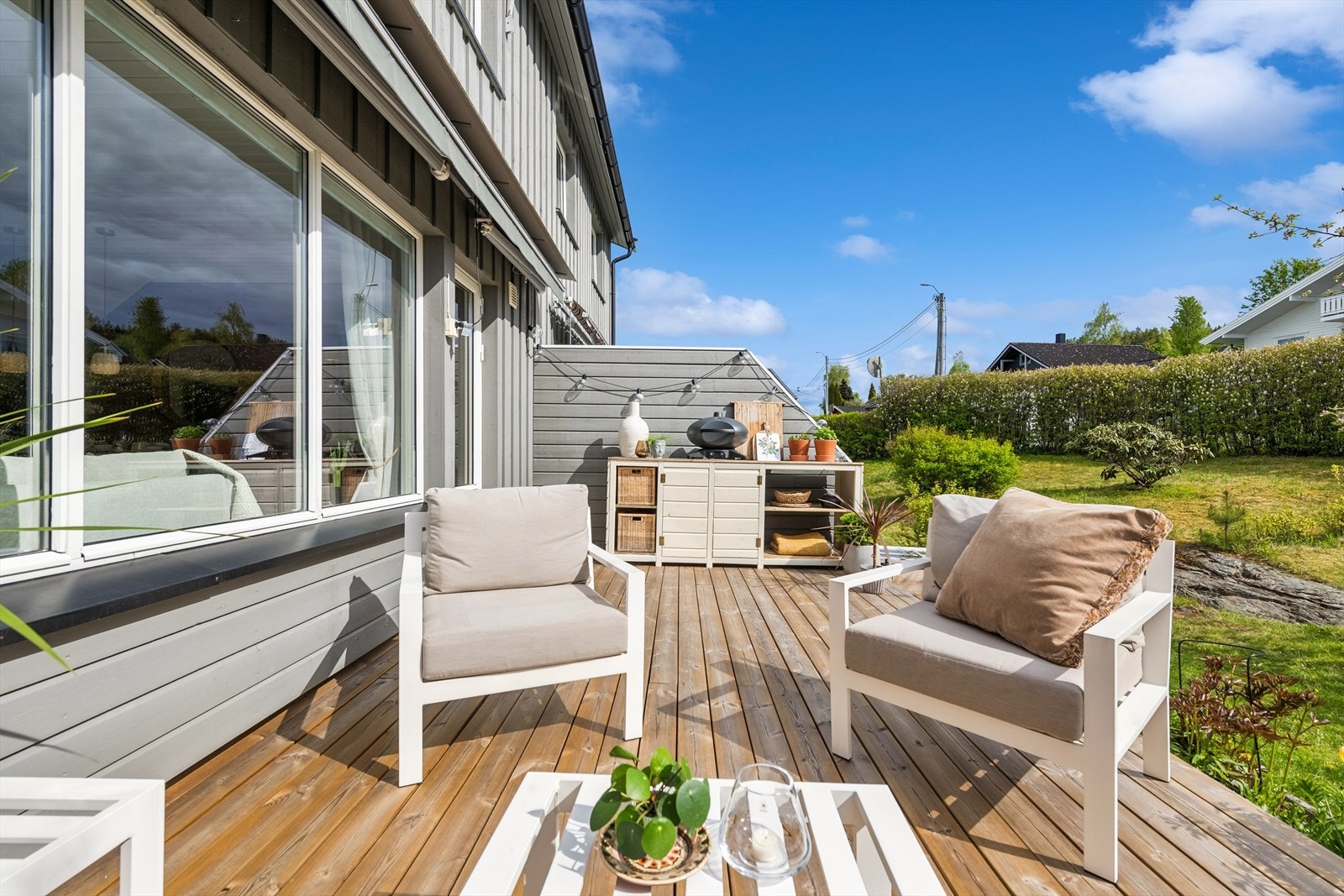 Terrassen på baksiden er bygget med impregnerte terrassebord og har god plass til utemøbler. Galleribilde