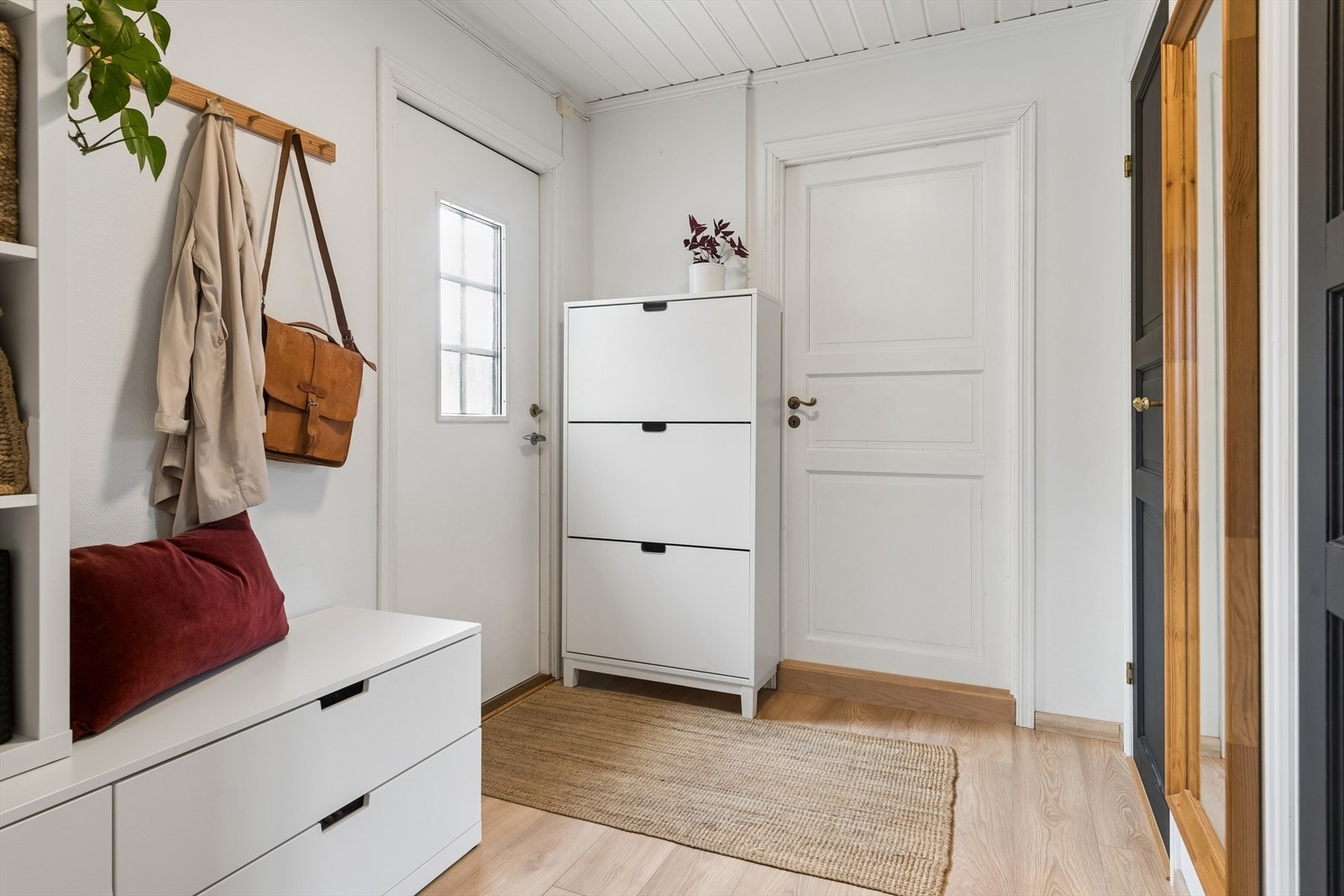 Lys entré med plass til oppbevaring av yttertøy. Gulvet i første etasje er av nyere dato. Galleribilde
