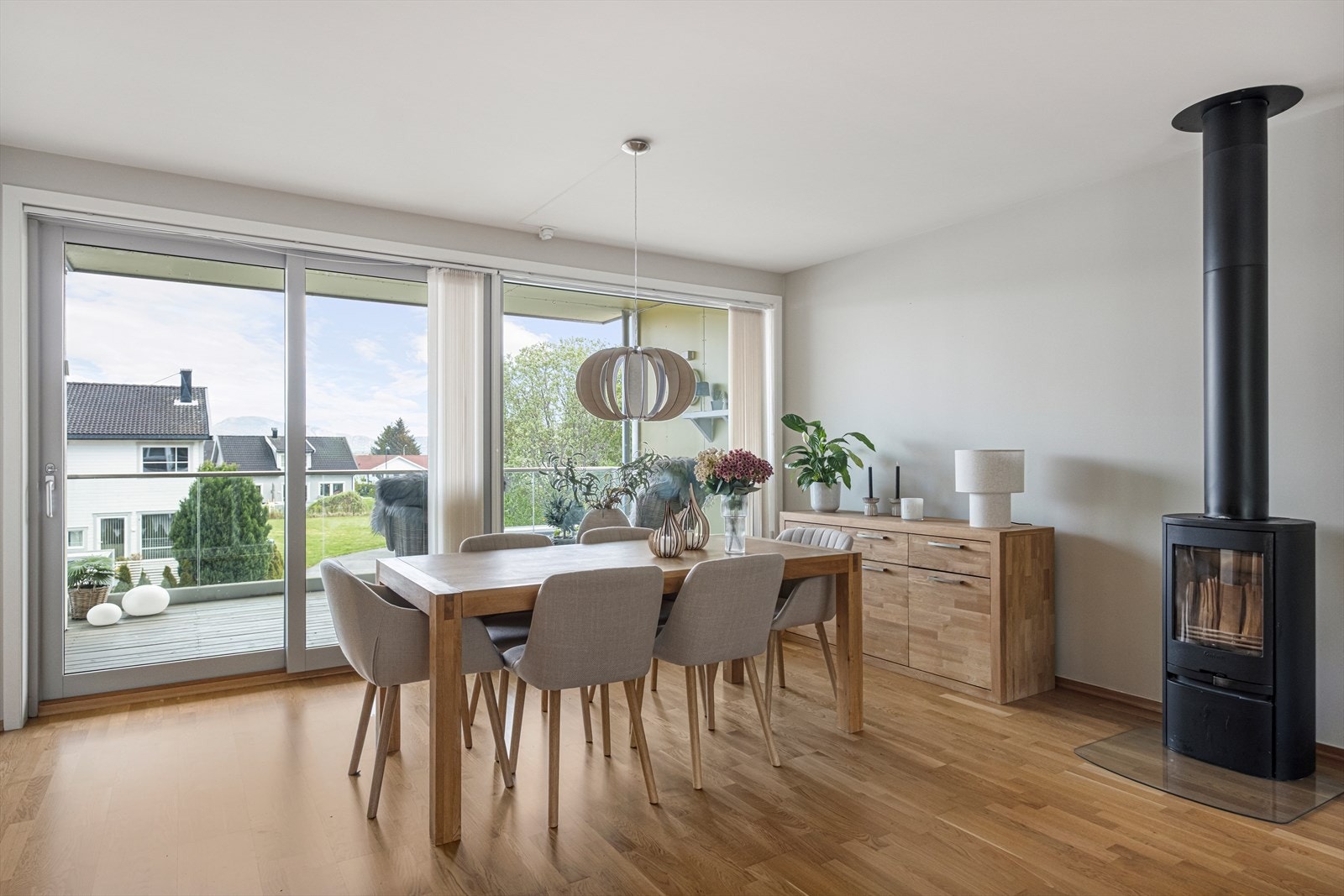 Fra stuen er det også utgang til balkong Galleribilde