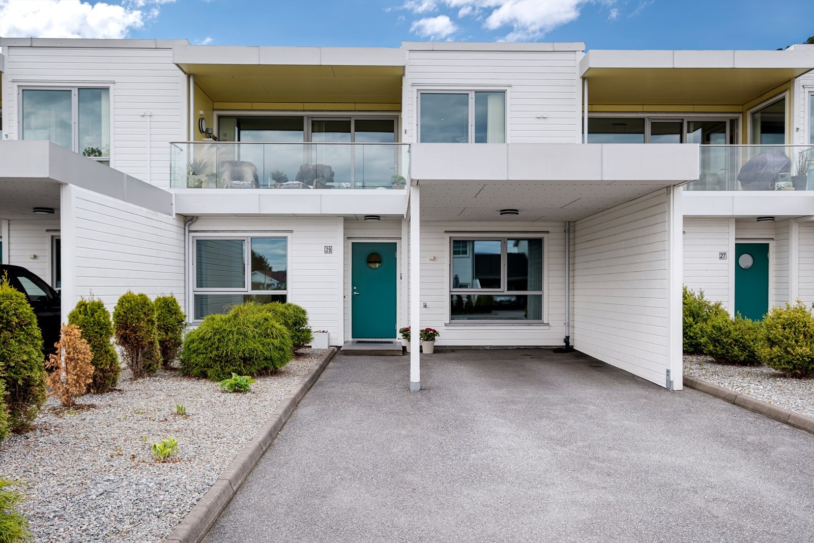 Gode parkeringsmuligheter i carport samt på tomten Galleribilde
