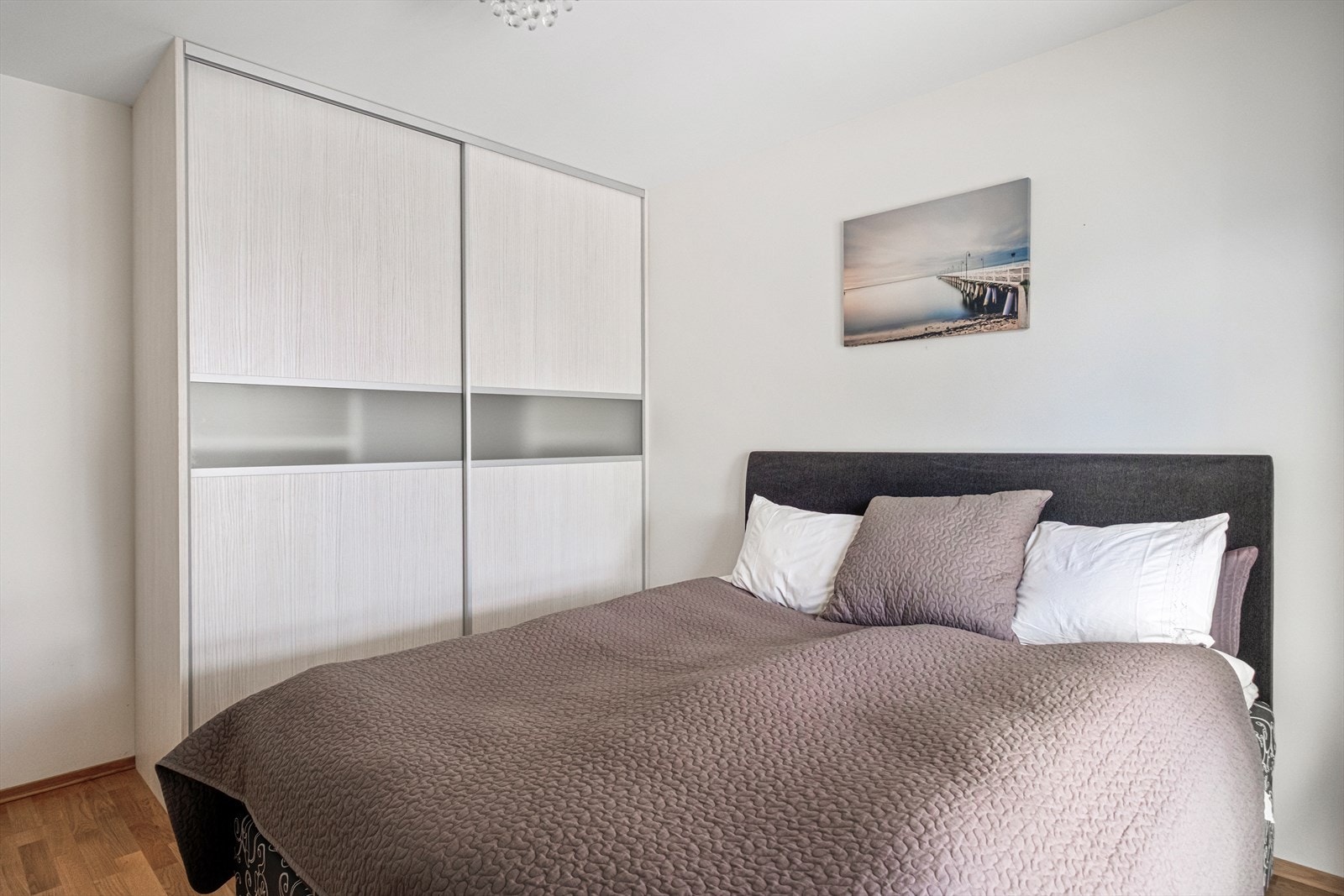 Stor skyvedørsgarderobe på soverommet Galleribilde