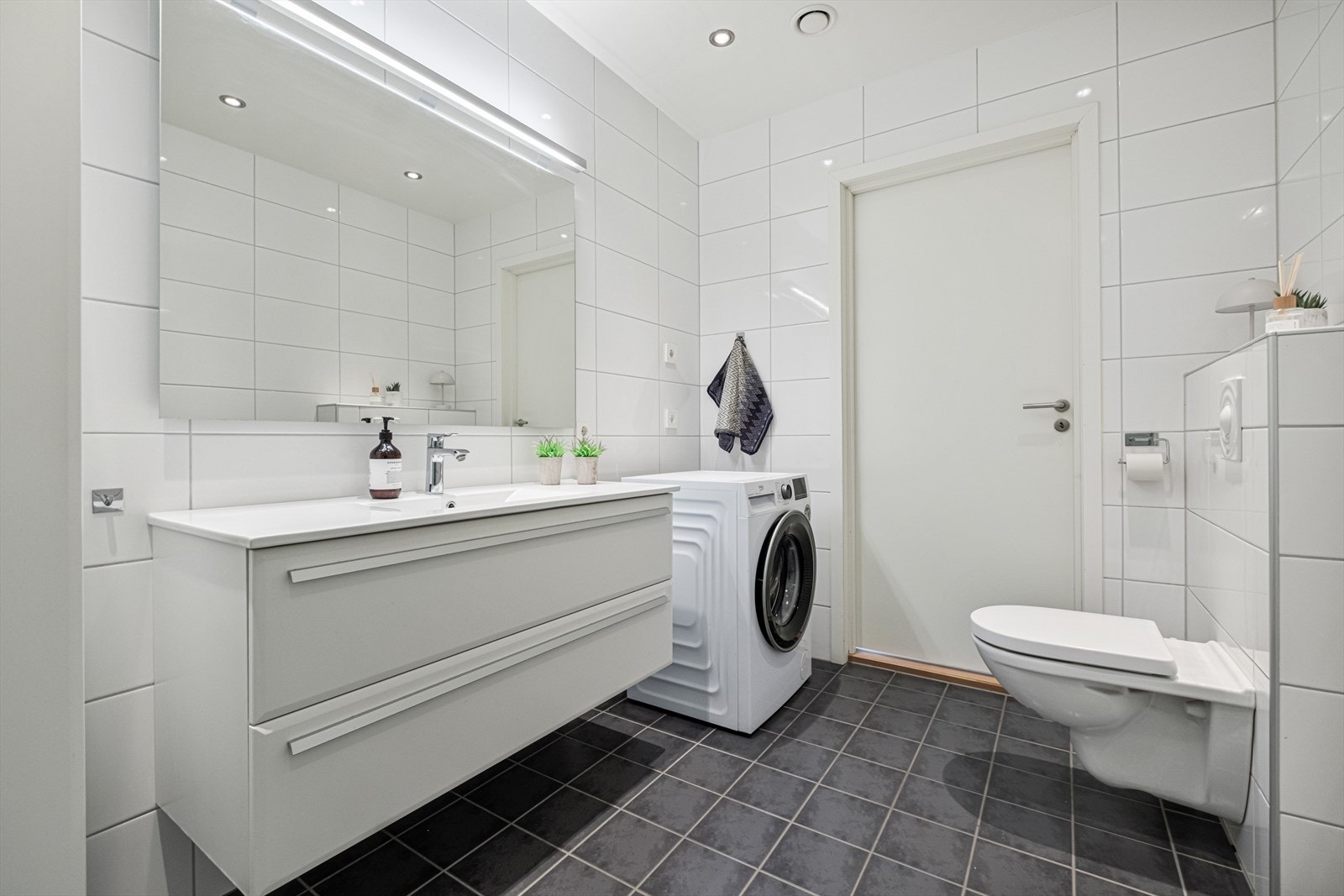 Badet har også opplegg for vaskemaskin og tørketrommel Galleribilde