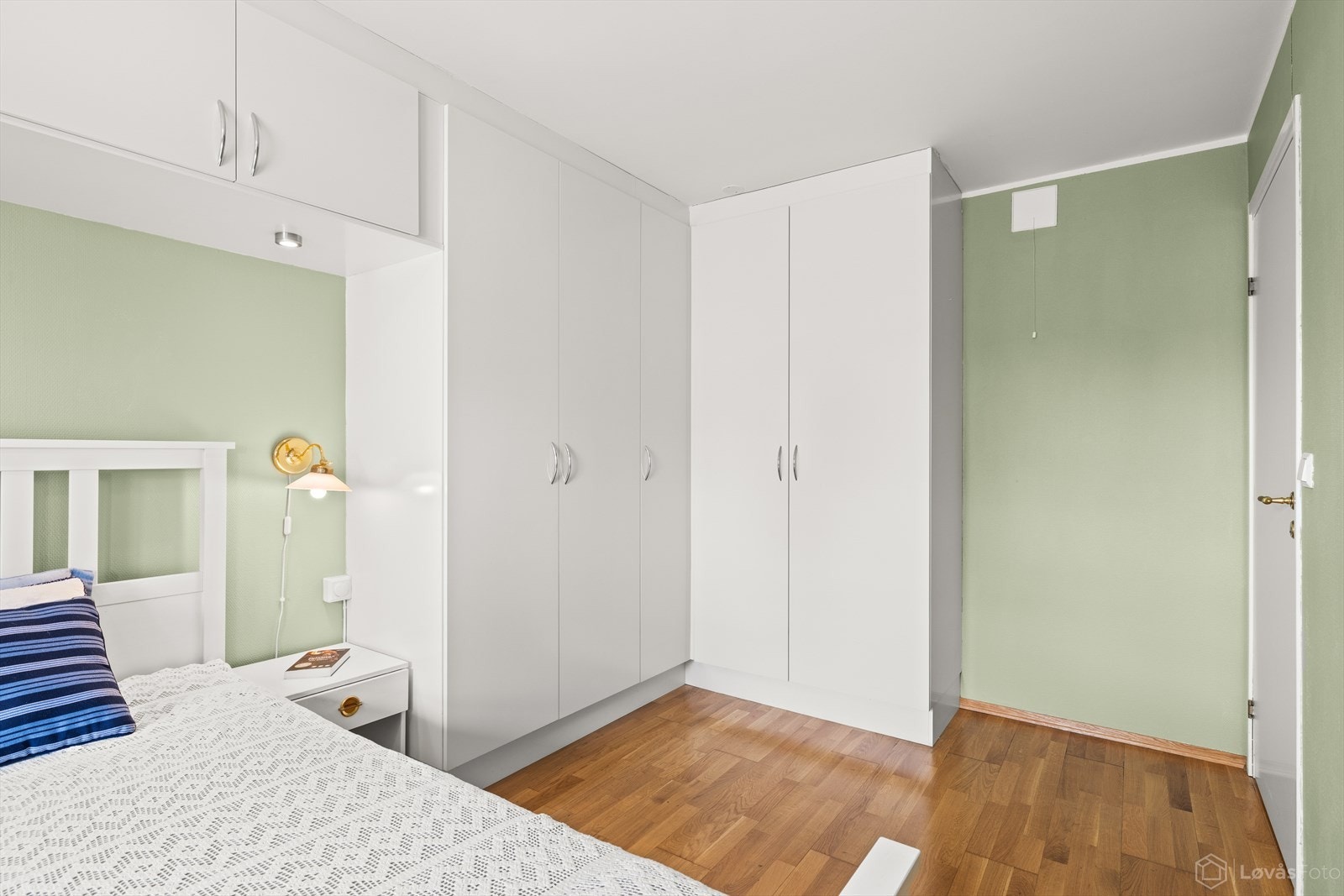 Stor plass til garderobeskap. Galleribilde