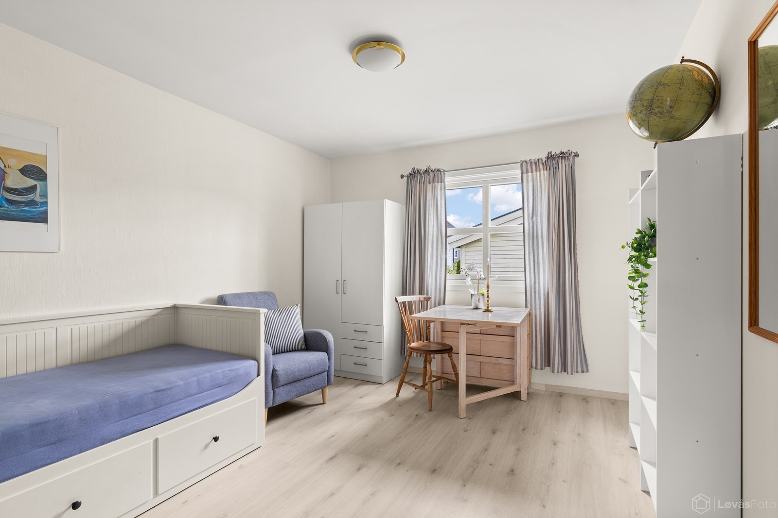 Soverom II | Innbydende rom med plass til seng, nattbord og garderobeløsning. Galleribilde
