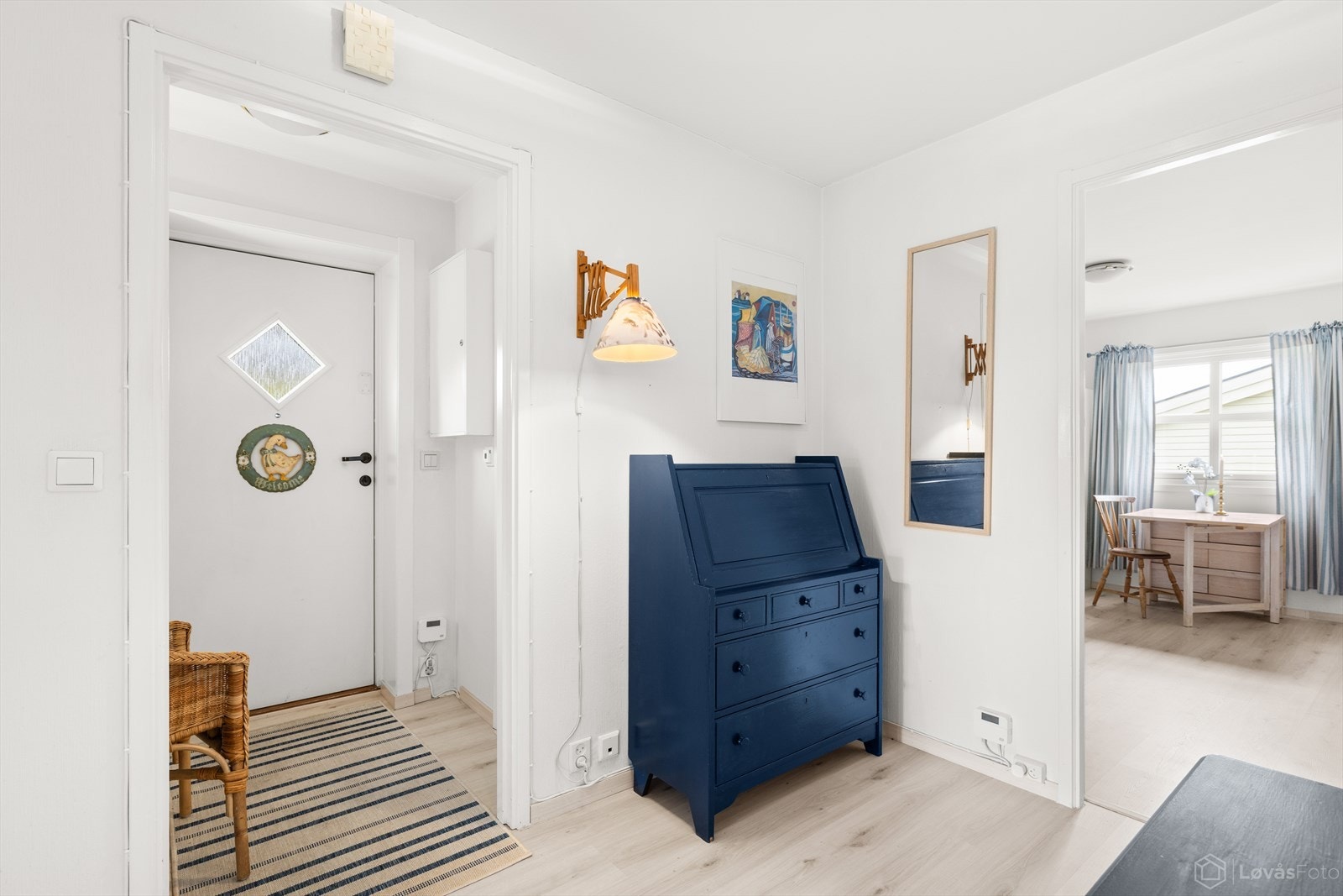 Innbydende entrè med god plass til oppbevaring av sko og yttertøy, samt adkomst til innvendig bod. Galleribilde