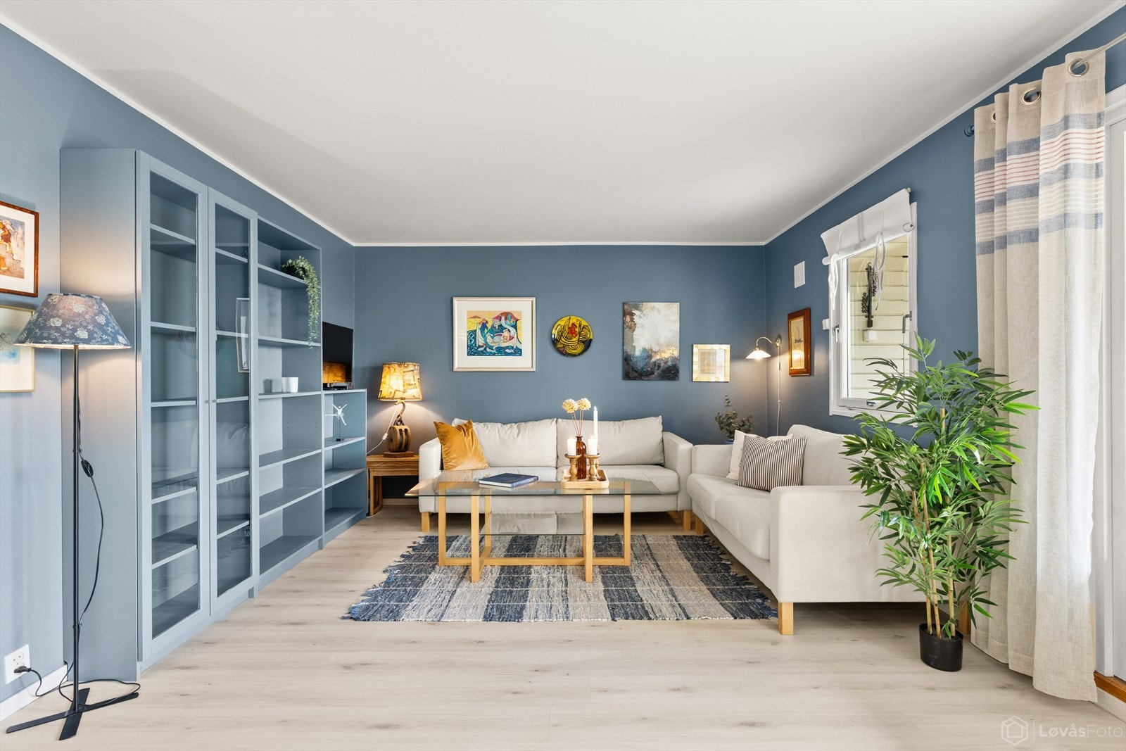 Lys og luftig stue med meget gode lys- og solforhold. Leiligheten har god plass til flere sittegrupper og soner. Galleribilde