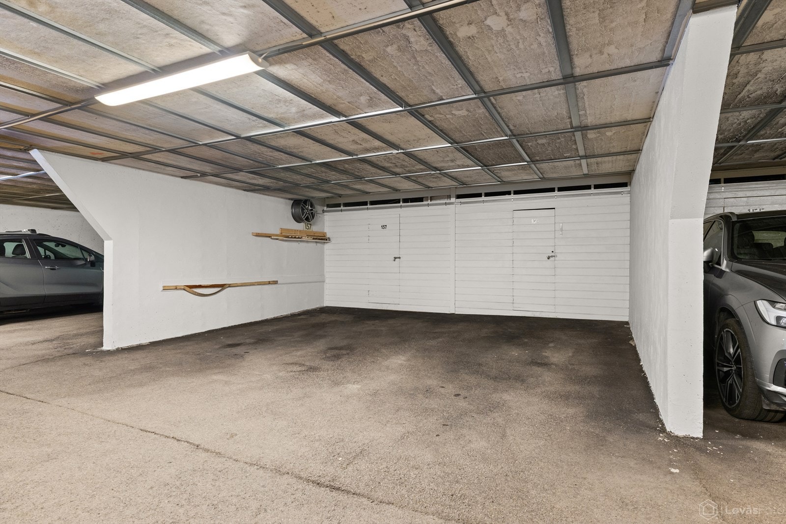 Hver bolig har én parkeringsplass i garasjeanlegg og egen bod. Det er tilrettelagt for elbillading. Ladeboks kjøpes og installeres av den enkelte beboer. Galleribilde