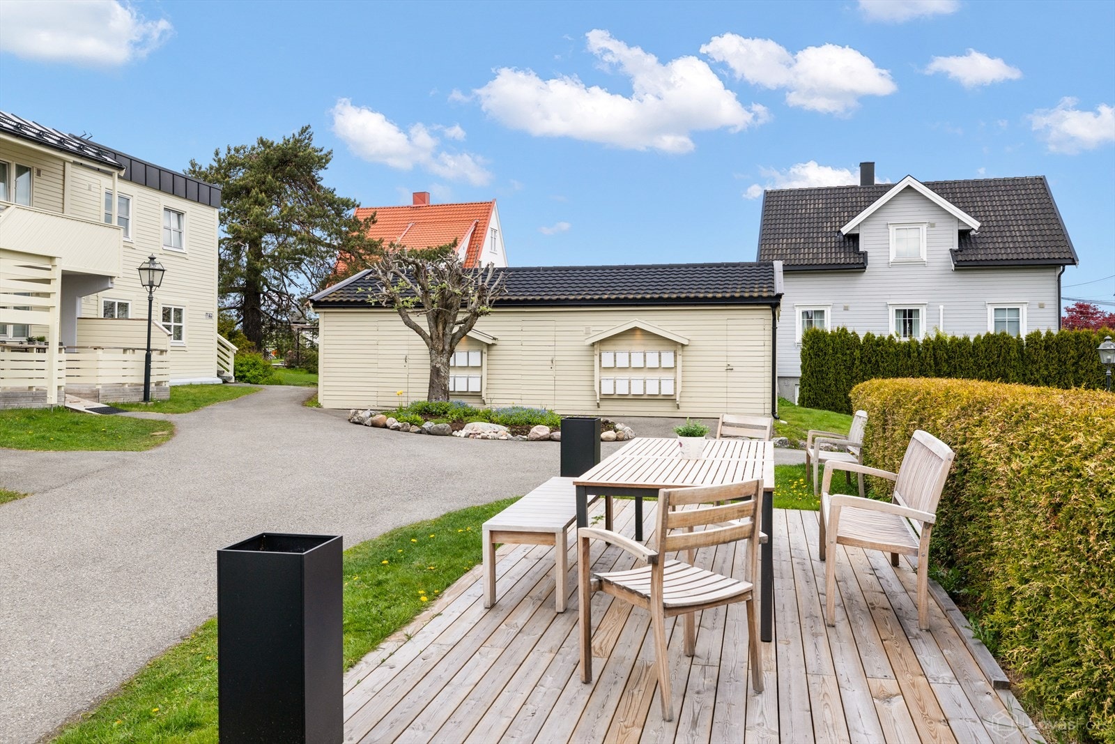 Hyggelig felles uteplass. Boligen ligger i et rolig og familievennlig område. En kort spasertur unna ligger flere barnehager og Høyenhall barne- og ungdomsskole. Galleribilde