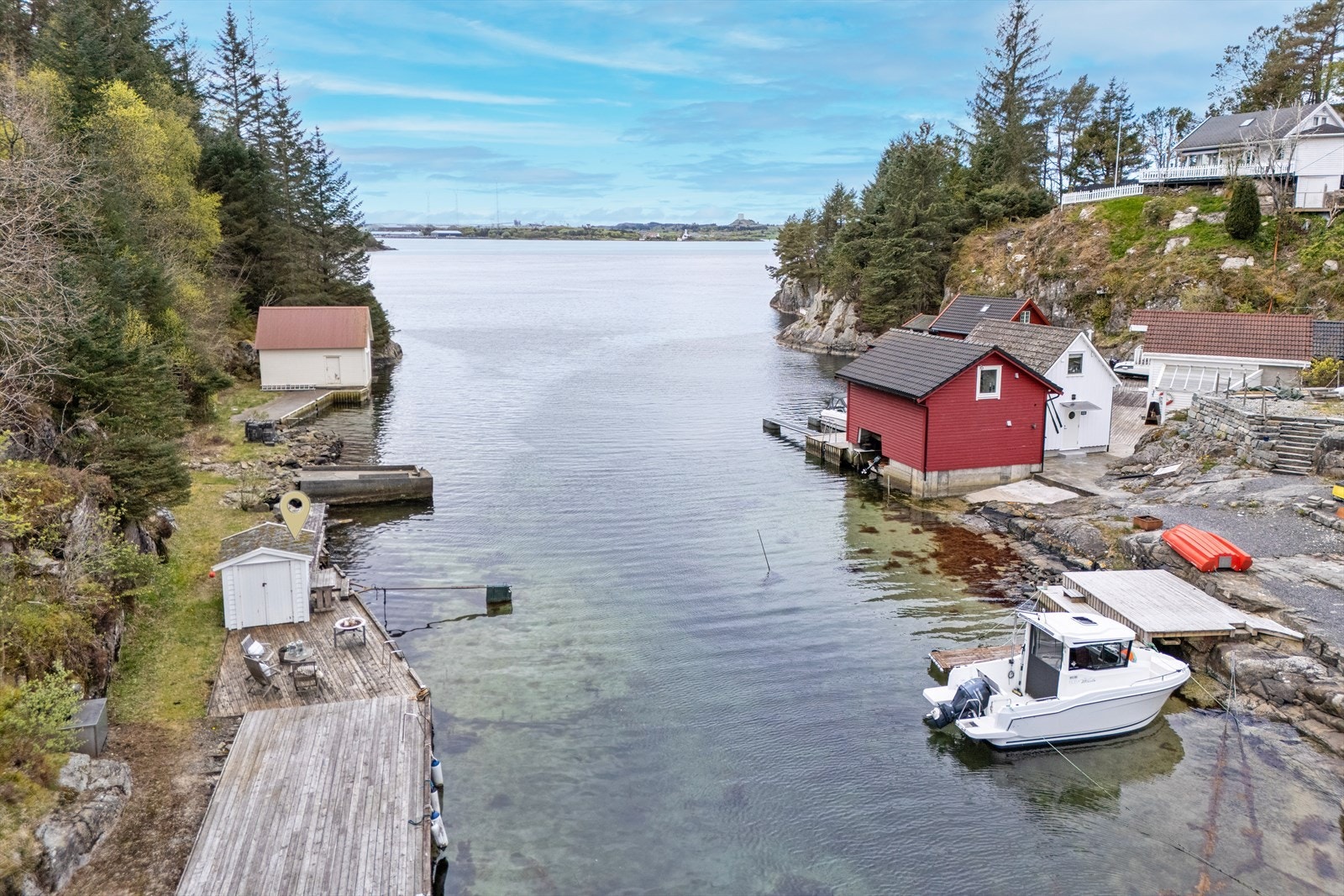 Brygge med sjøbod medfølger fritidsboligen Galleribilde