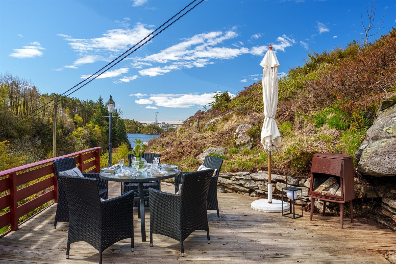 Stor terrasse med sjøutsikt og god plass til hagemøbler Galleribilde
