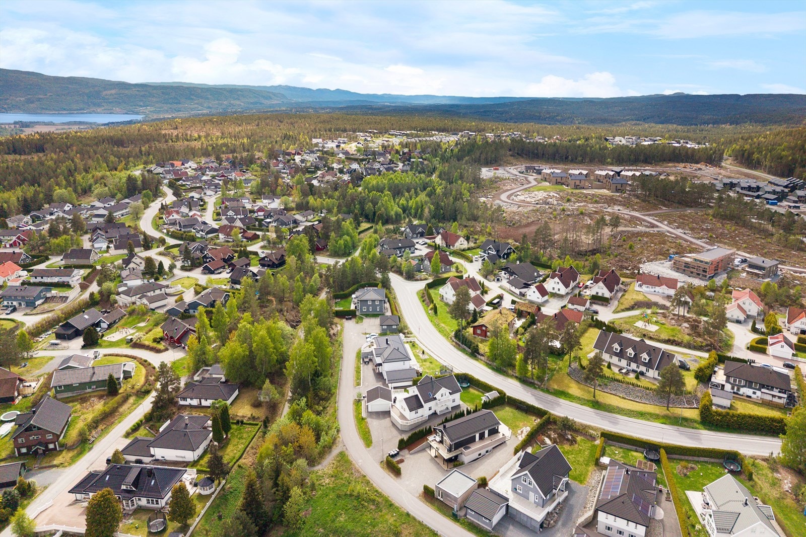 Fra eiendommen er det kort vei til skoler, barnehager og flotte turområder. Ormåsen barneskole ligger kun 1,3 km unna. Galleribilde