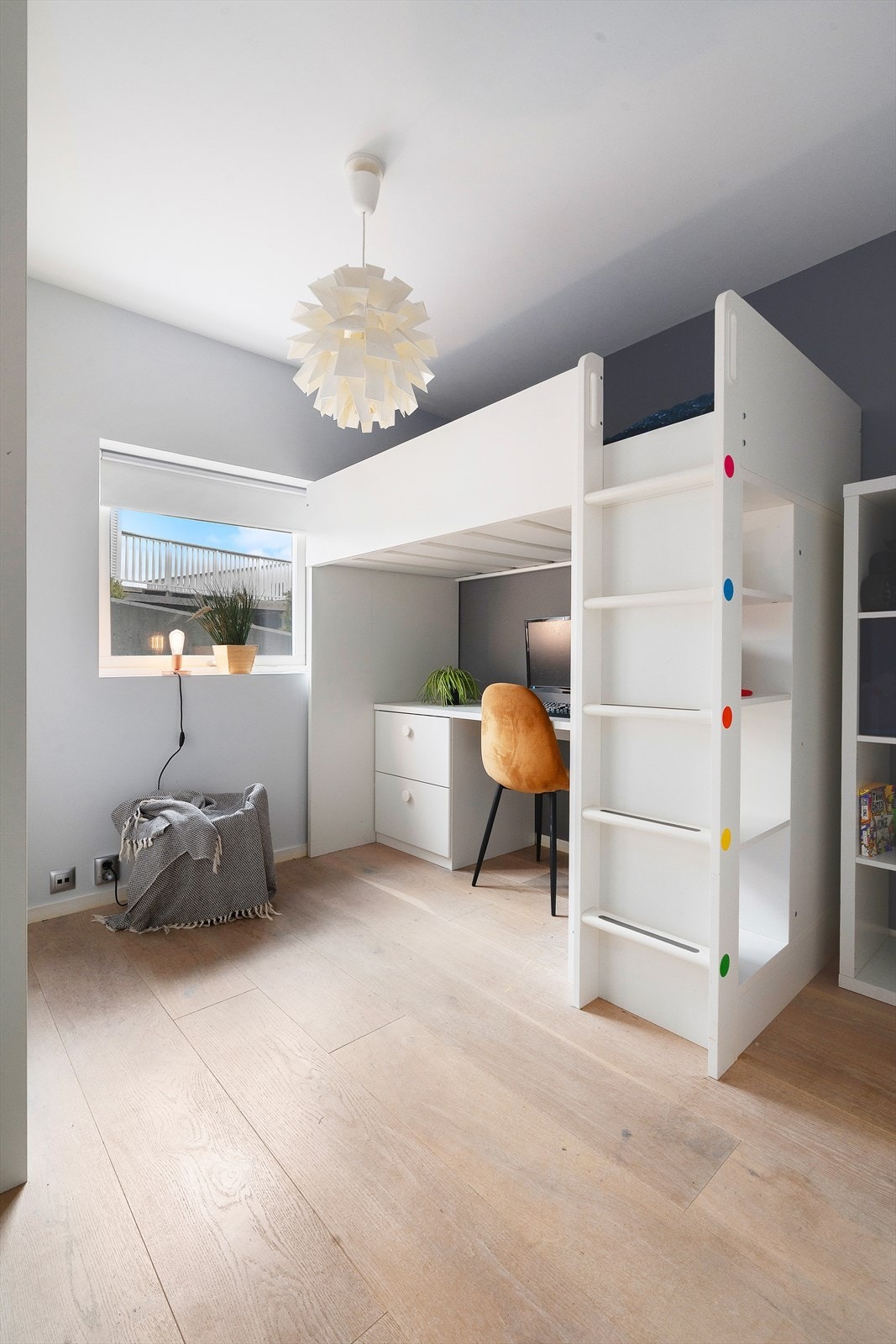Soverom 3 - Boligen har en familievennlig planløsning med tre soverom i underetasjen - ideelle som barnerom. Galleribilde
