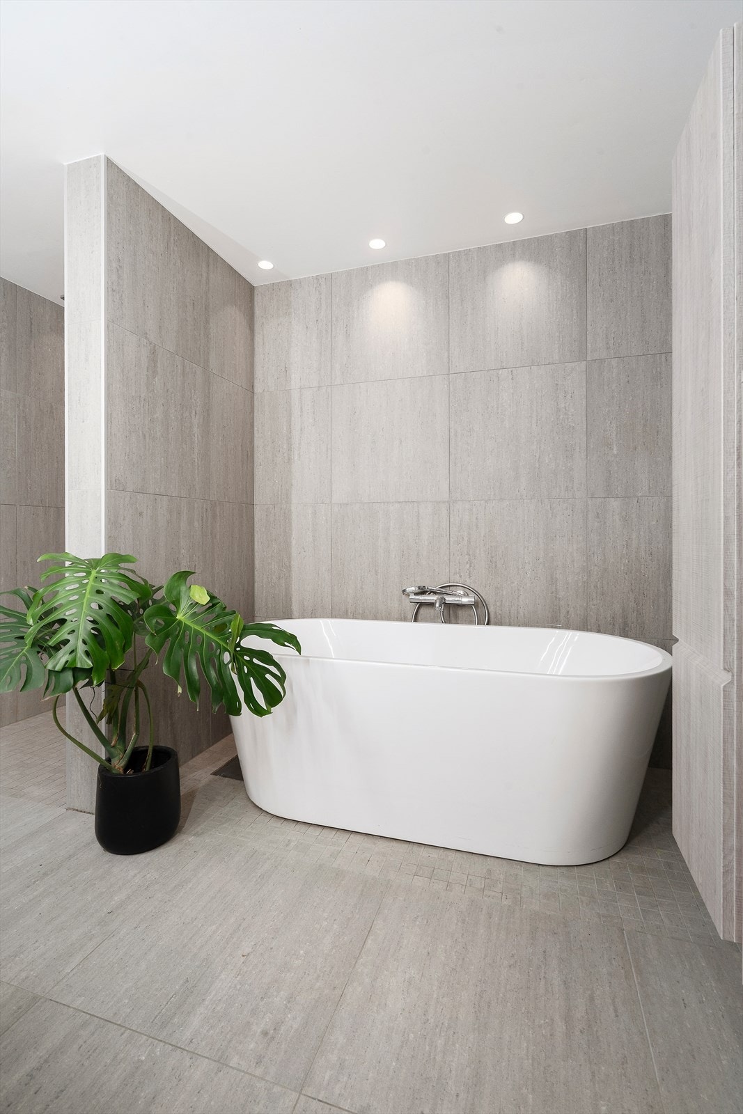Badet er også utstyrt med et frittstående badekar. Galleribilde