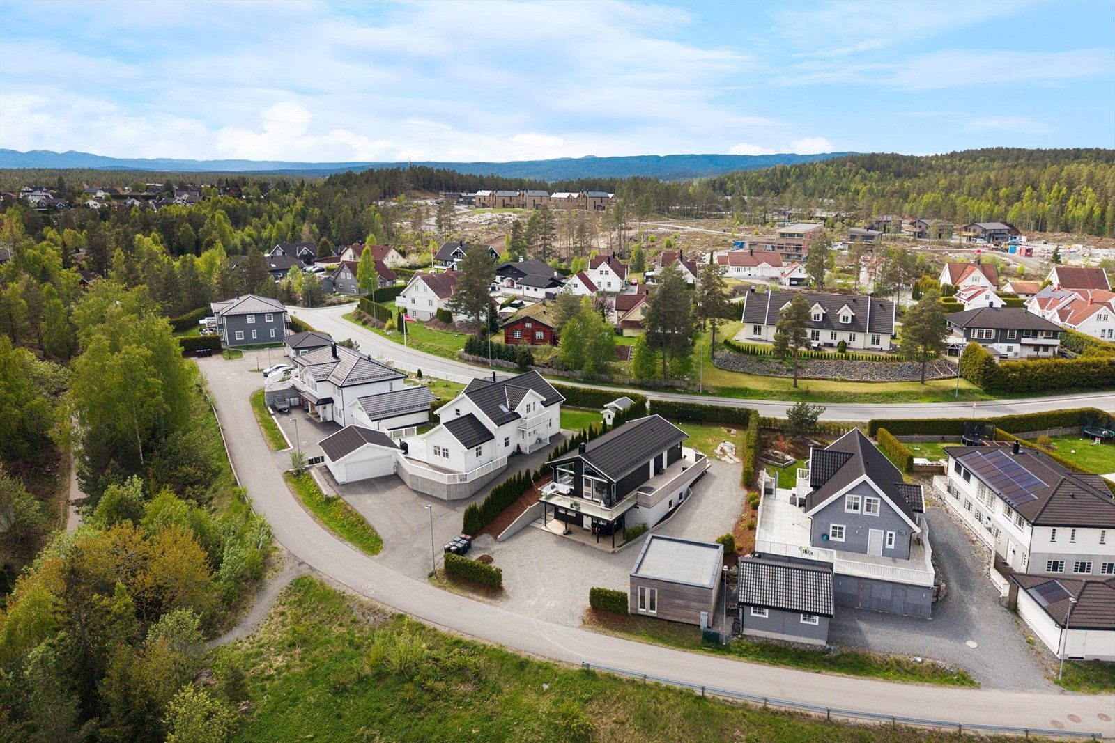 Boligen ligger høyt og fritt til i et etablert og barnevennlig boligområde på Ormåsen. Galleribilde