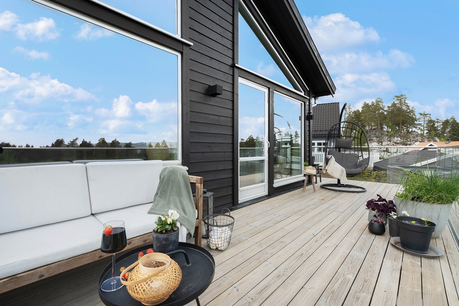 Boligen byr på en romslig uteplass med god plass til ulike soner. Galleribilde