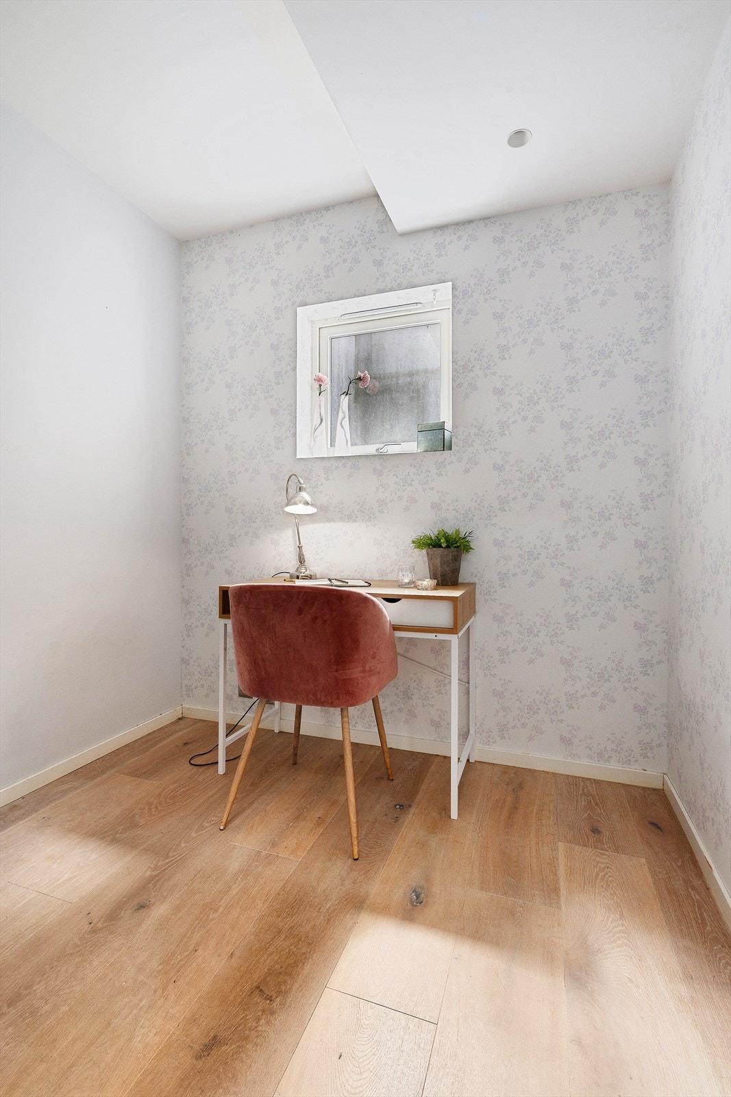 Etasjen byr også på et lyst rom som egner seg godt som hjemmekontor. Galleribilde