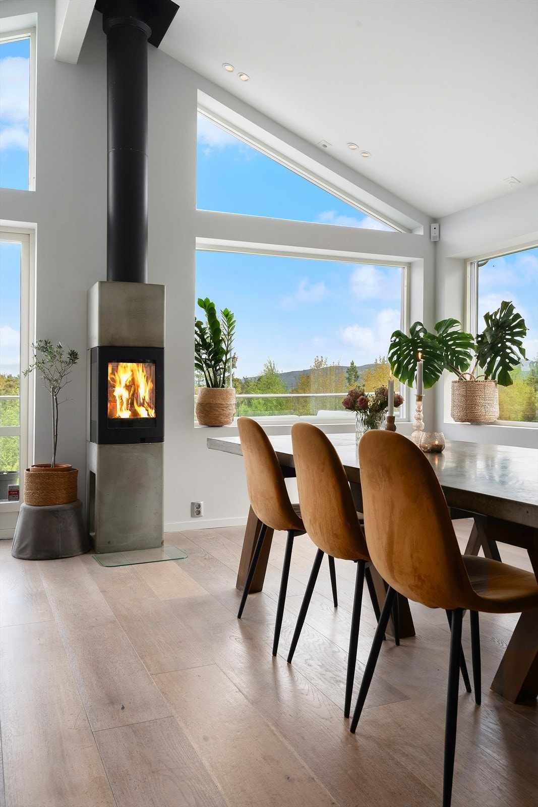 Peisovnen er plassert mellom spise- og sofasonen, og gir varme og hygge til hele rommet. Galleribilde