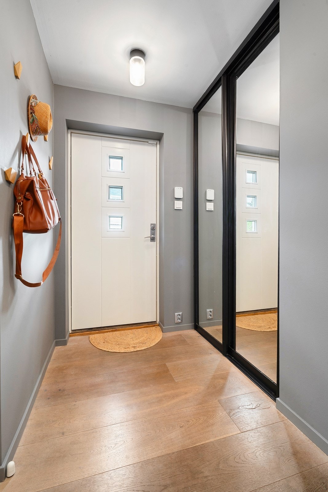 Entré med skyvedørsgarderobe for effektiv oppbevaring av yttertøy og sko. Galleribilde