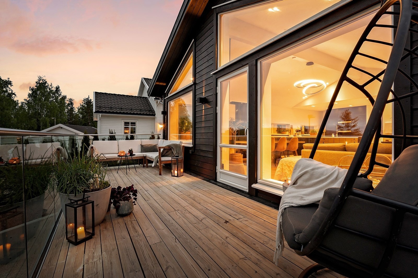 Fra stuen er det direkte utgang til en romslig terrasse med god plass til utemøbler. Galleribilde