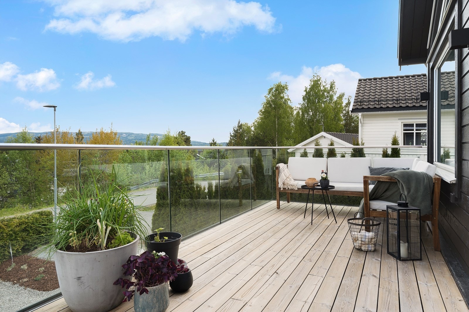 Fra stuen er det utgang til en stor terrasse med utsikt over nærområdet. Galleribilde