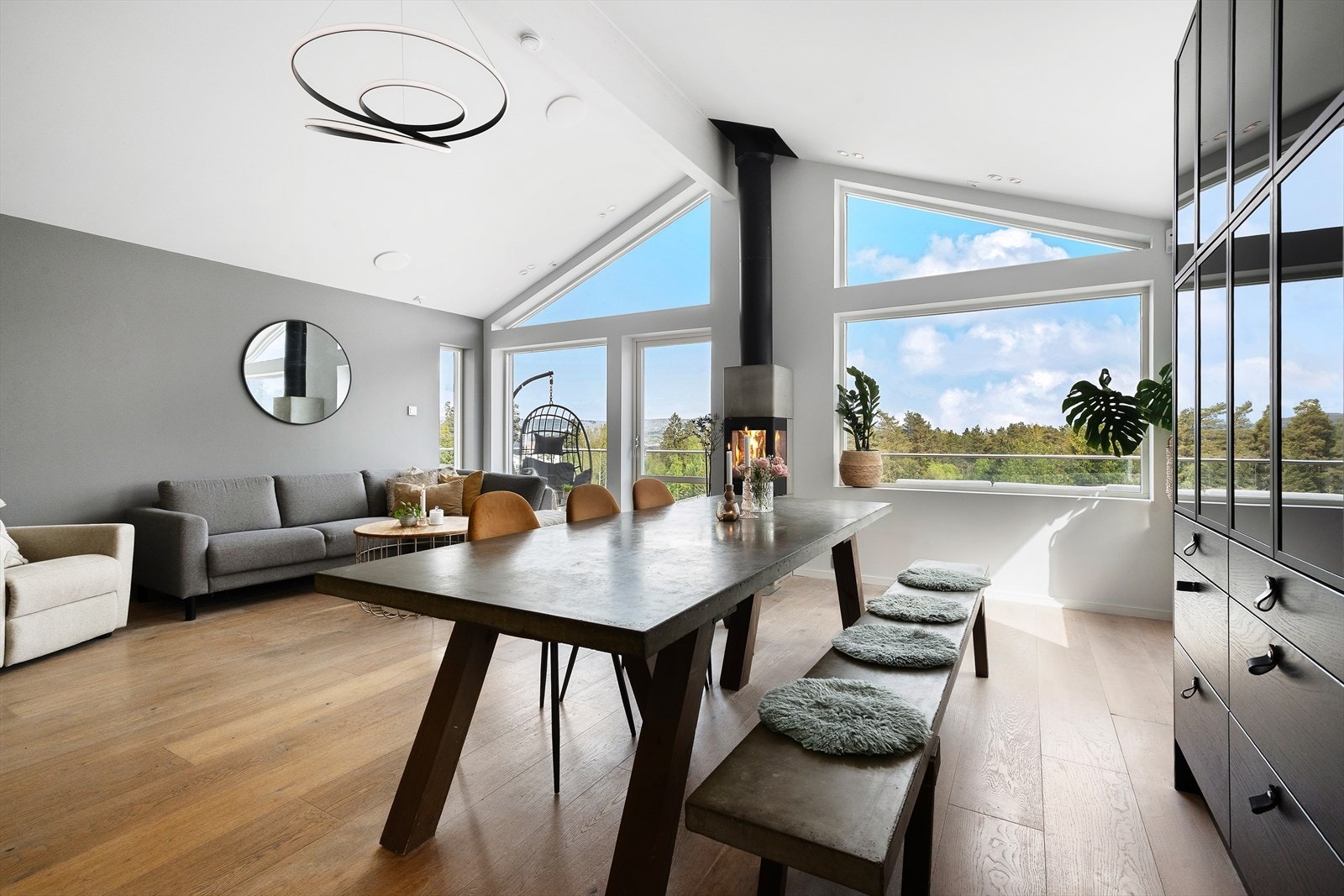 Den åpne løsningen gir god plass til både spisebord og sofagruppe. Galleribilde