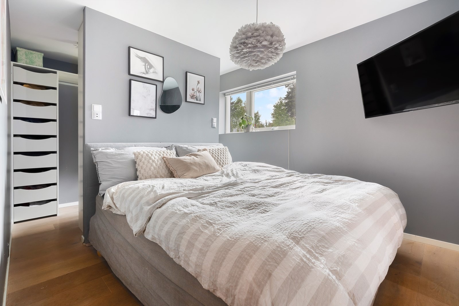 Hovedsoverommet har direkte adkomst til en romslig walk-in-garderobe, samt eget bad. Galleribilde