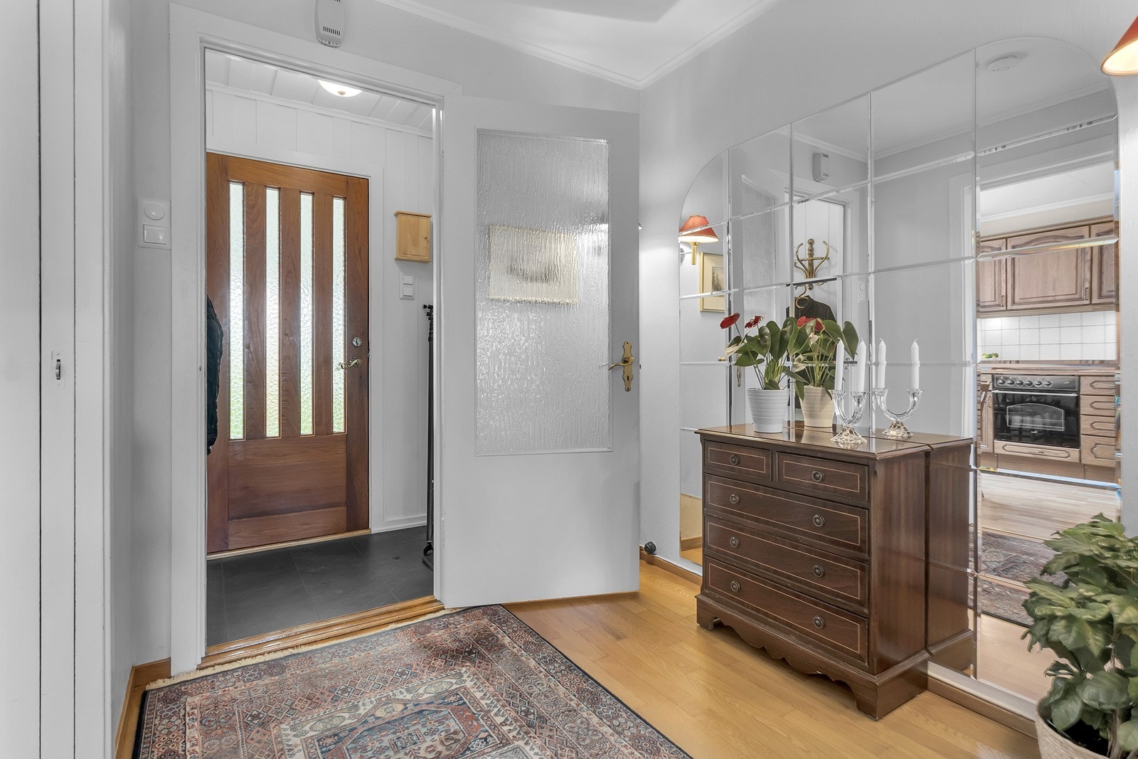 Entrè med plass til garderobe og romslig gang Galleribilde