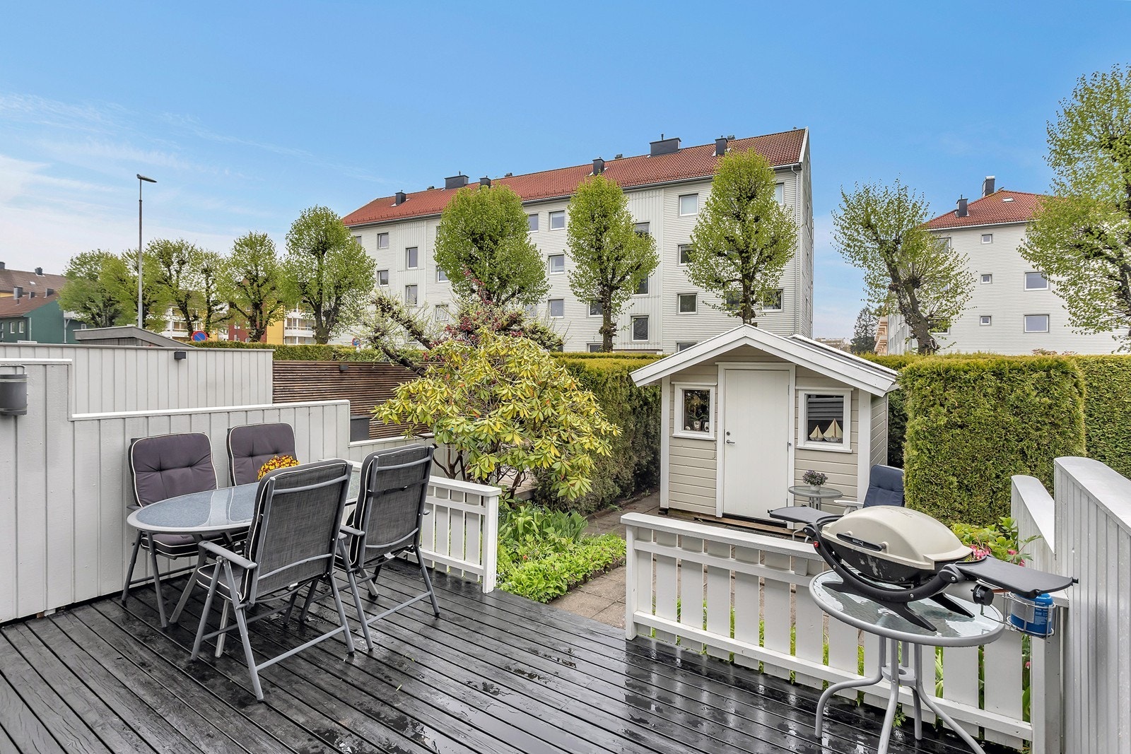 Solrik hage med stor terrasse og bu/lekestue Galleribilde
