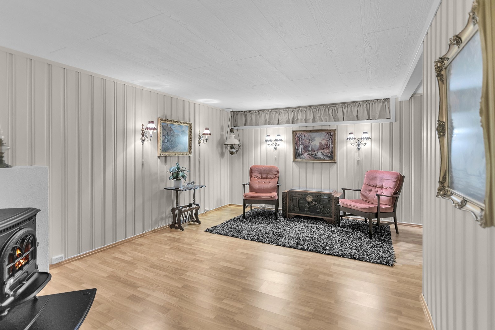 Innredet rom i kjelleren med vedovn. Galleribilde
