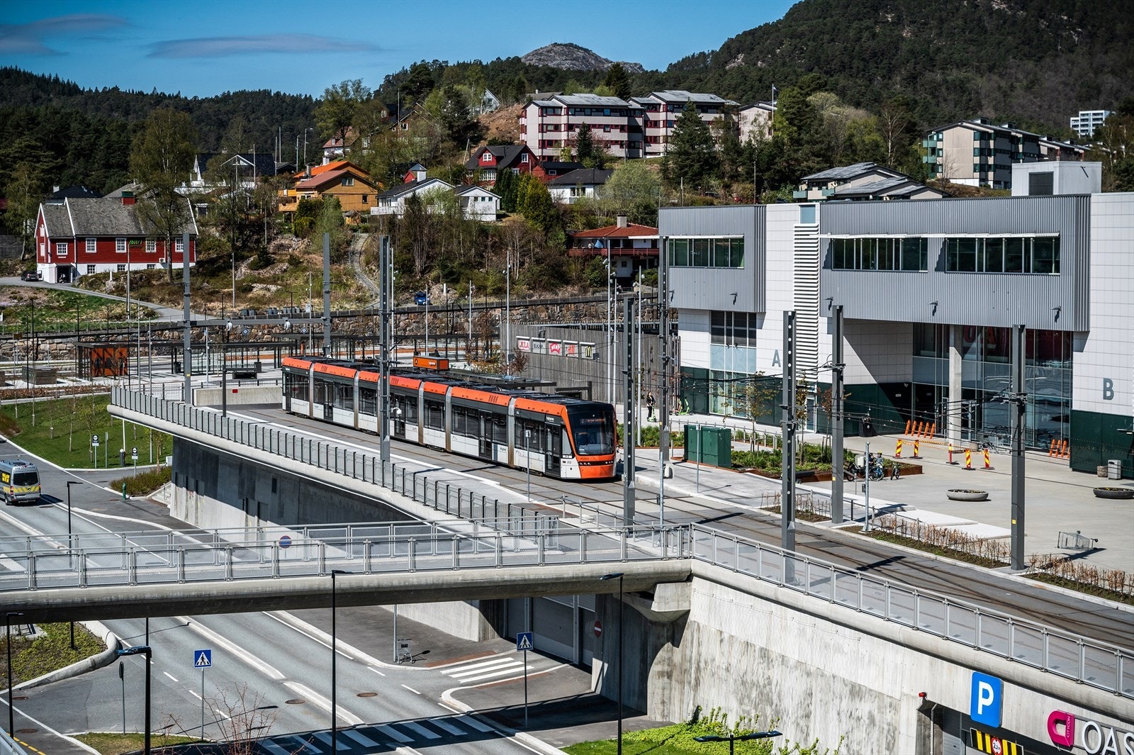 - Bybanestopp finner du bare 8 minutters gange fra inngangsdøren - Galleribilde