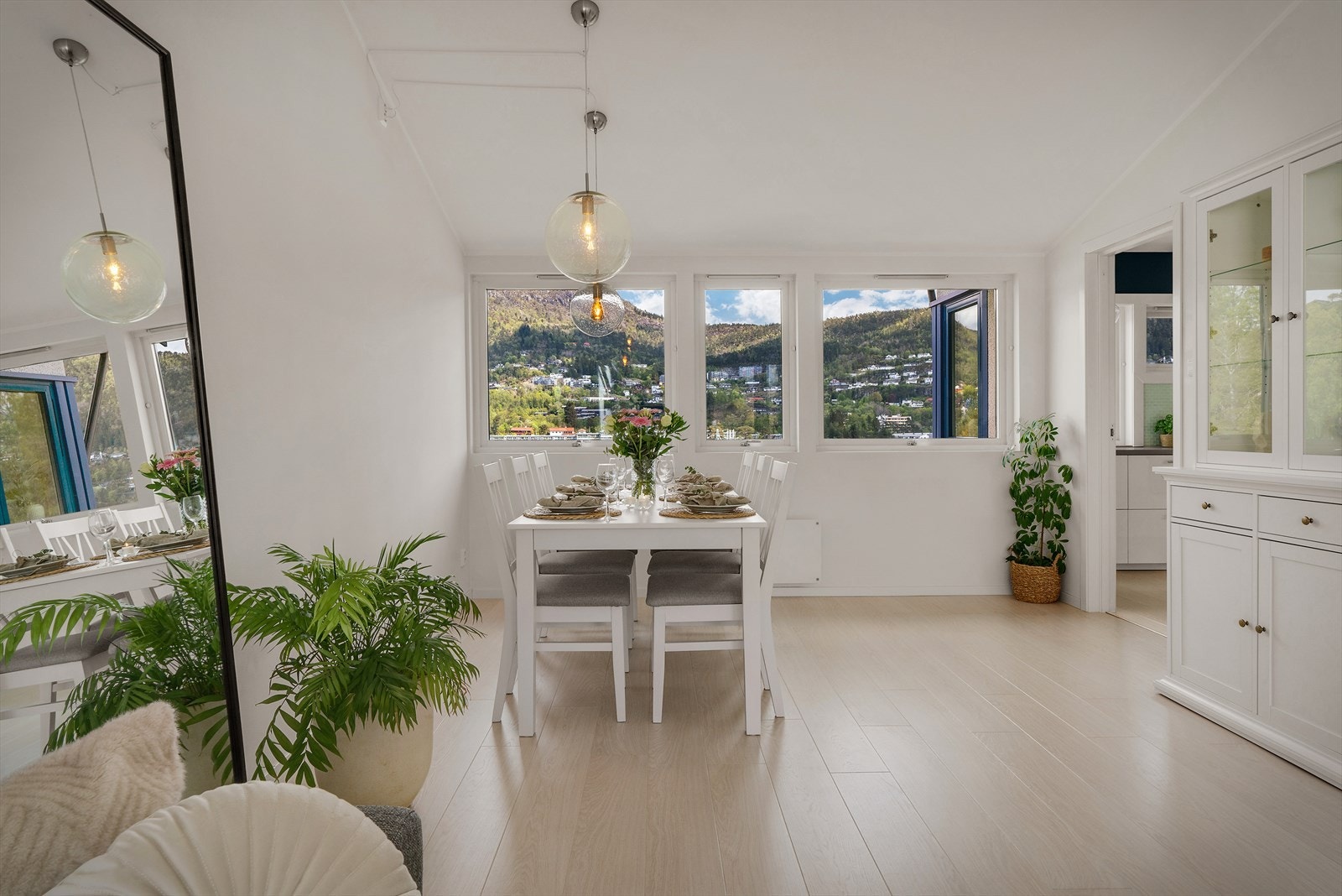 - Her er det plass til både sofa- og spisegruppe - Galleribilde