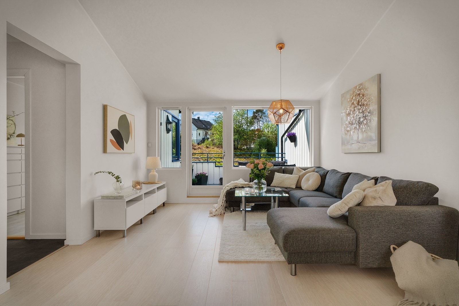 - Boligen har et BRA-i på 77 m² og disponerer i tillegg to eksterne boder på til sammen 10 m² - Galleribilde