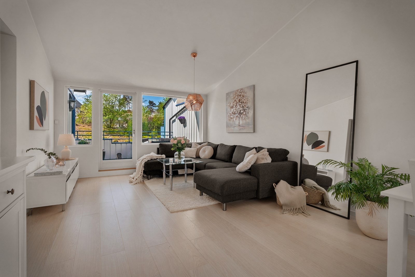 - Stuen måler hele 24,5 m² - Galleribilde