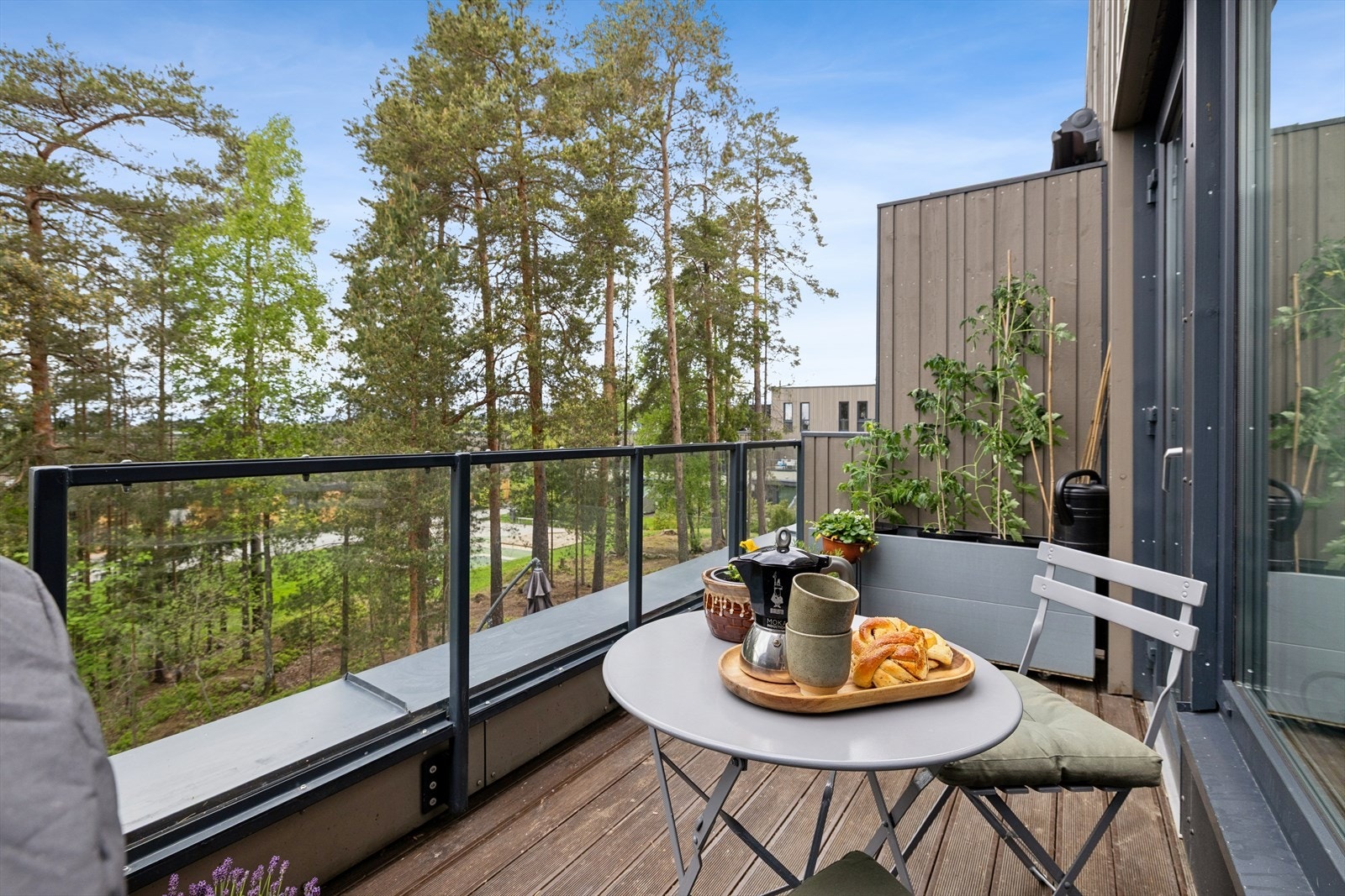Fra kjøkkenet er det direkte utgang til en usjenert, nordvestvendt balkong på ca. 6,5 m² med plass til en liten kjøkkenhage. Galleribilde