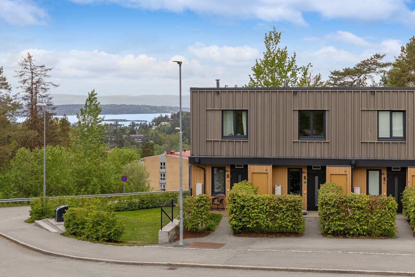 Boligen ligger flott til i barnevennlige og naturskjønne omgivelser. Galleribilde