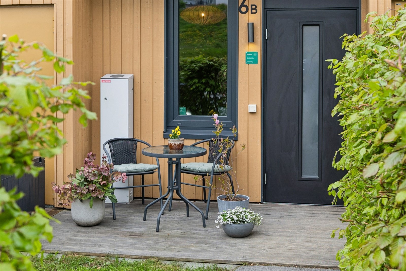 Du ønskes velkommen av et hyggelig inngangsparti med platting på ca. 7 m². Her er det mulighet for sitteplass hvor kaffen kan nytes i morgensola. Galleribilde