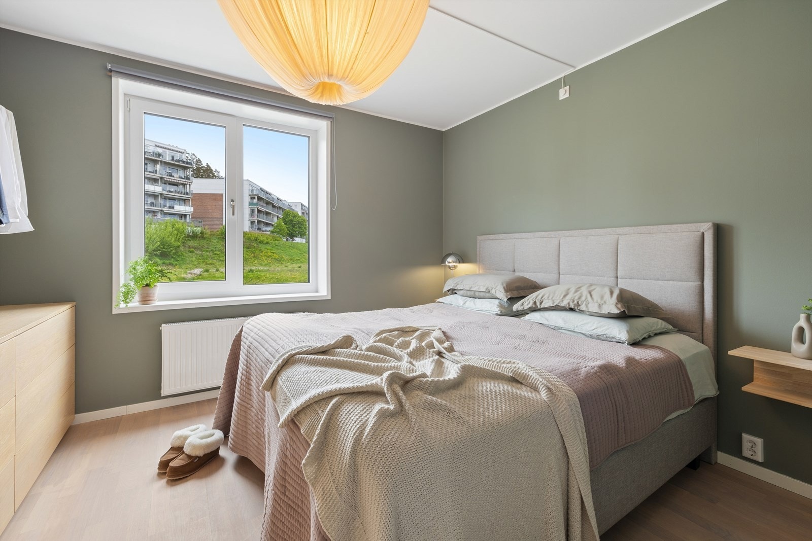 Hovedsoverommet har god plass til dobbeltseng og tilhørende nattbord. Galleribilde