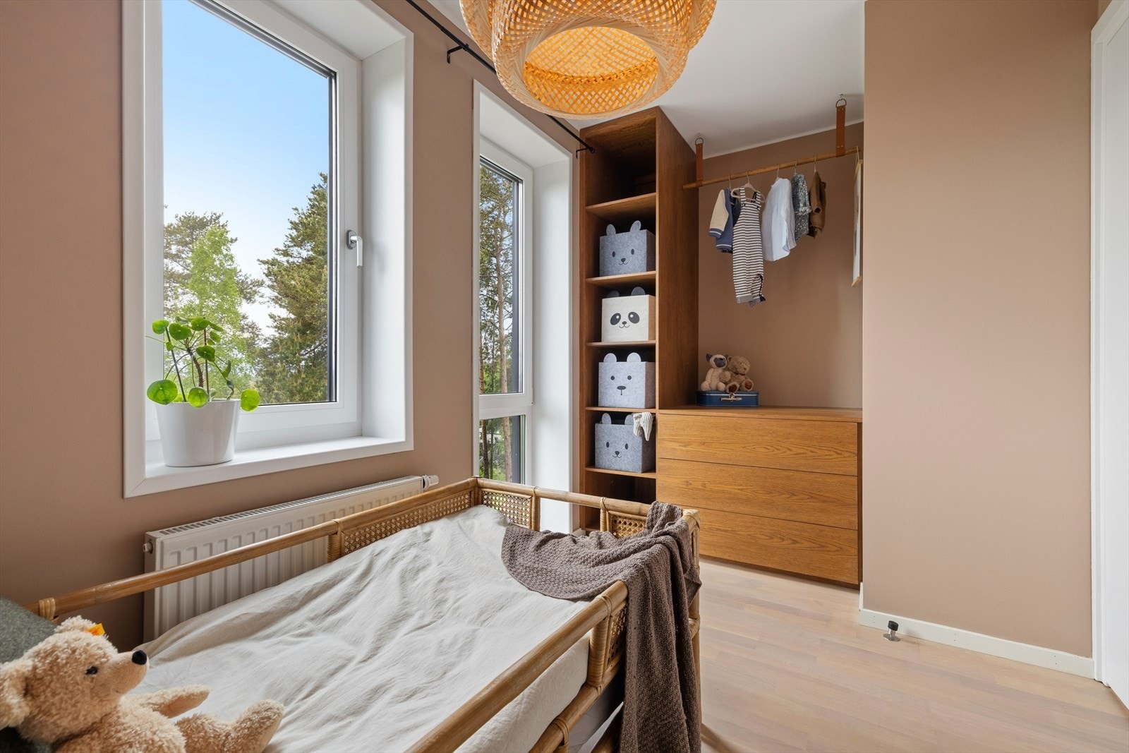 Plassbygd garderobeløsning. Galleribilde