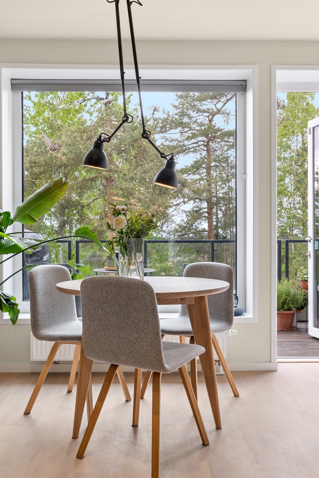 I tilknytning til kjøkkenet er det plass til et hyggelig spisebord hvor frokosten kan nytes. Galleribilde