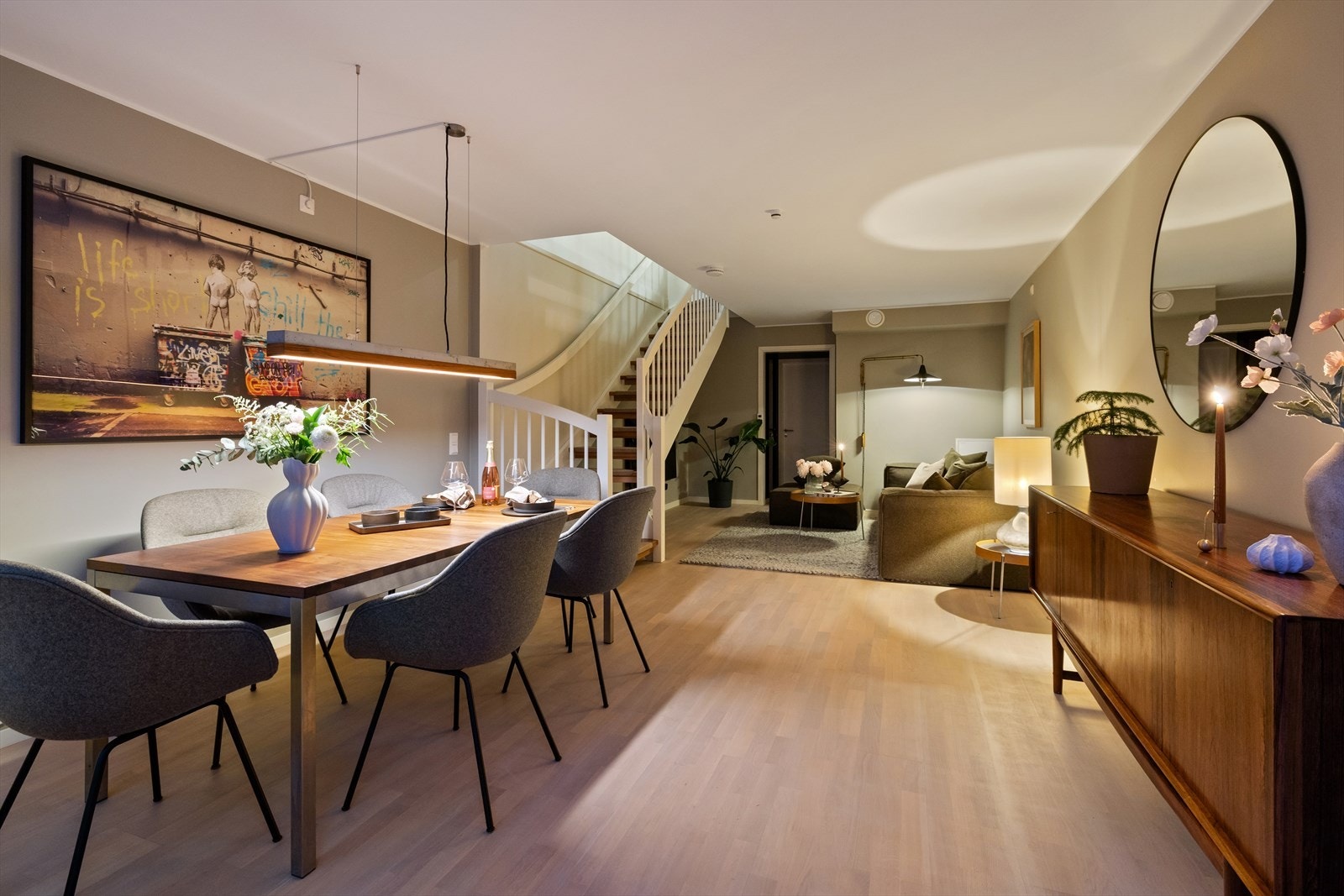 Innholdsrik familiebolig med gjennomtenkte løsninger for den moderne familien. Galleribilde