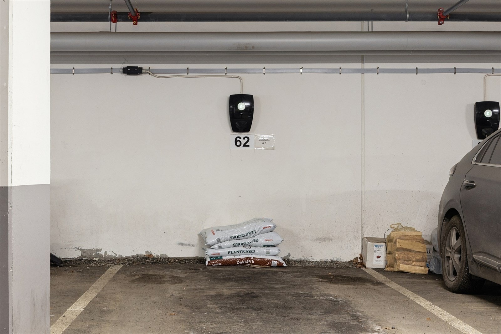 Det medfølger bruksrett til en parkeringsplass i felles lukket garasjeanlegg som er oppmålt til ca. 12 m² og er merket med nr. 62/6B. Det er montert ladeboks for elbil. Galleribilde