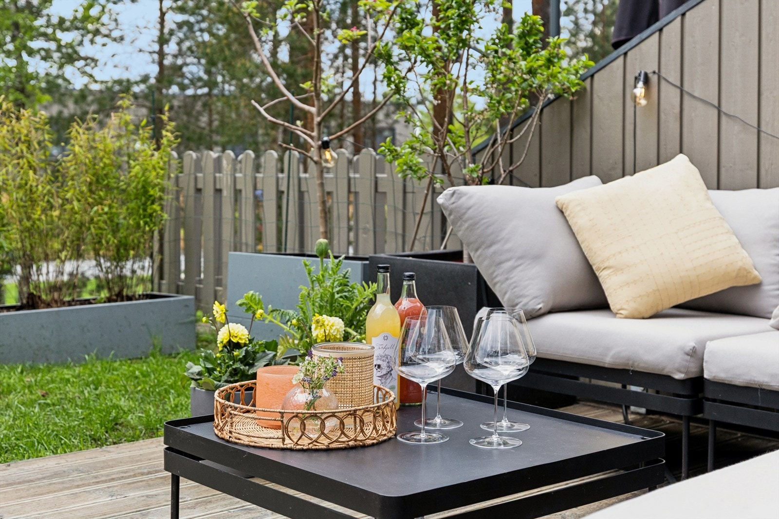 Fra stuen er det utgang til en solrik, nordvestvendt markterrasse målt til ca. 12 m². Galleribilde