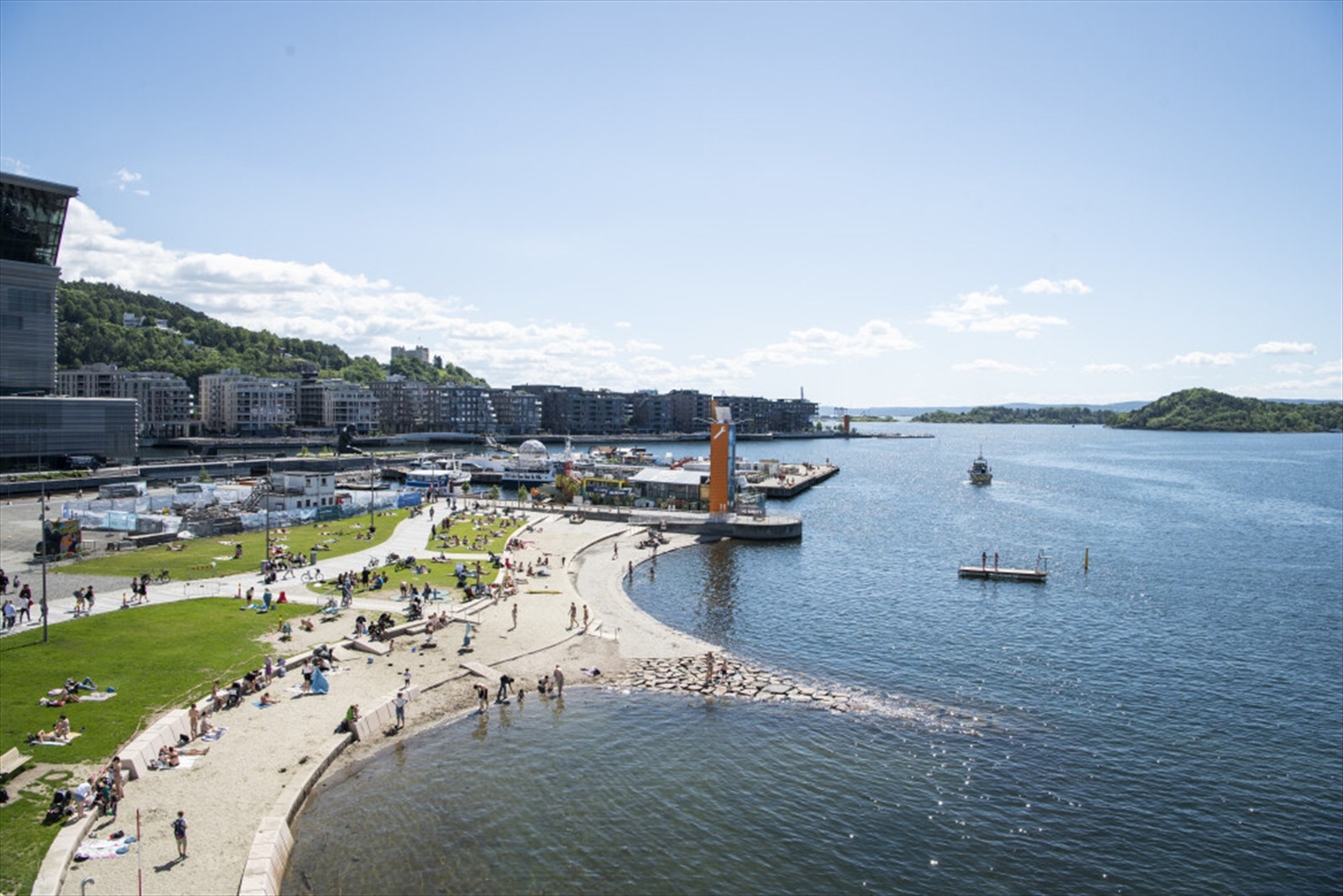 Operastranda er et populært samlingssted, særlig egnet for de yngste. For de litt eldre har man Sørenga sjøbad litt lenger ut, i tillegg til badstuelandsby ved Sukkerbiten. Galleribilde